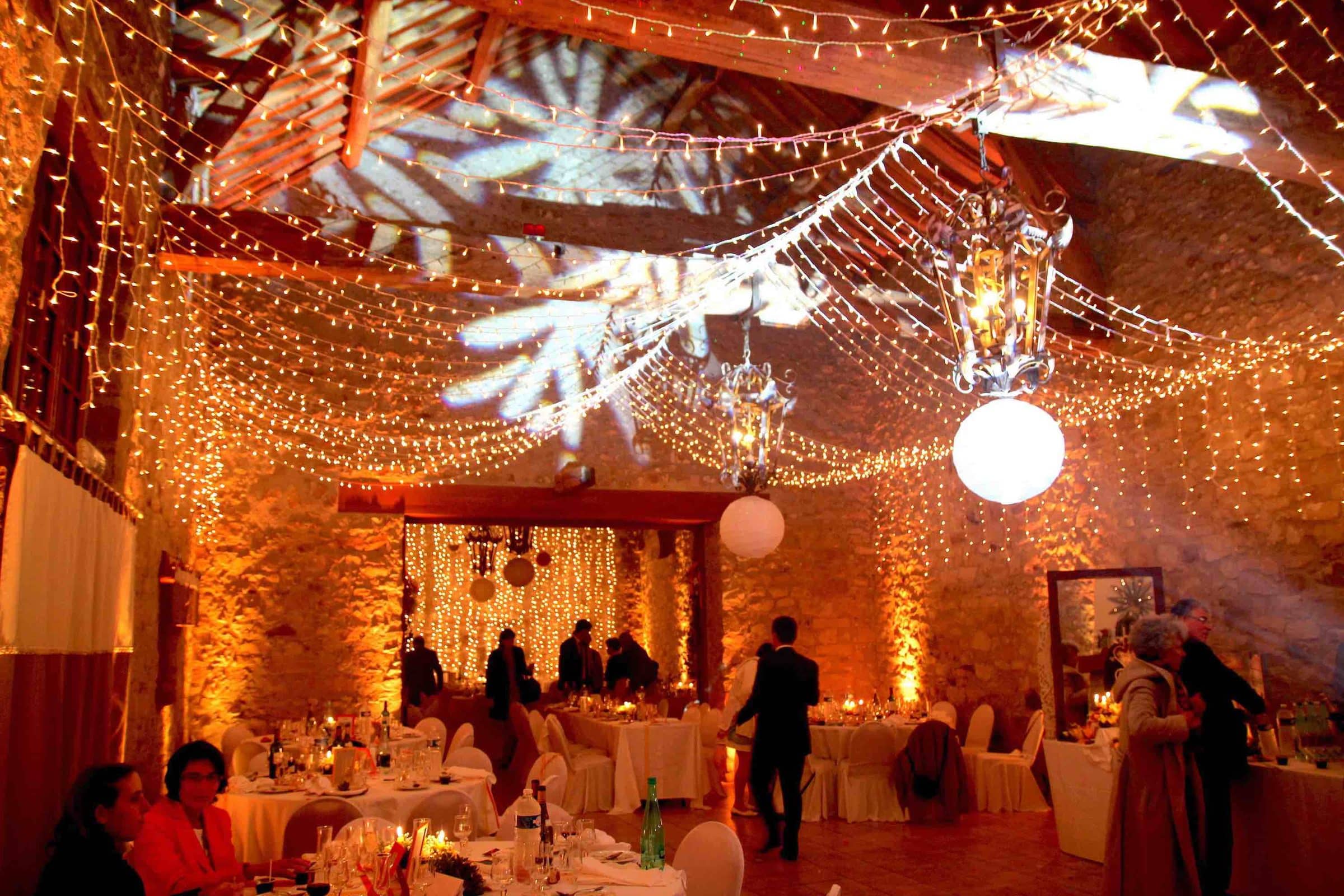 Grange décorée de guirlandes lumineuses pour le dîner