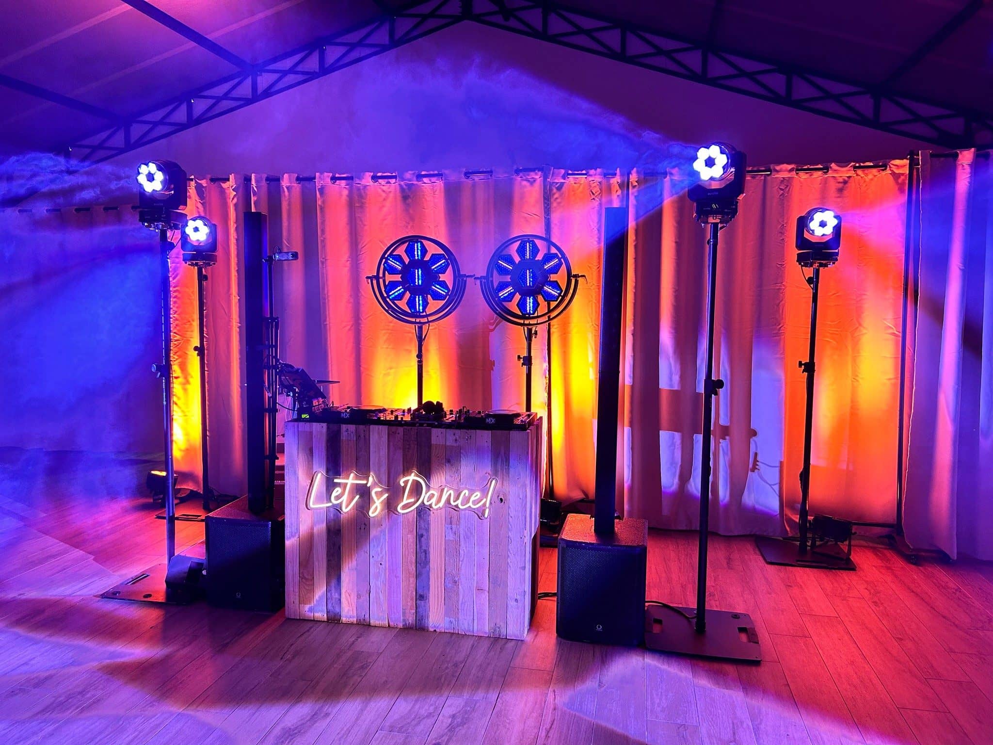 Cabine DJ « Let's Dance » encadrée de projecteurs