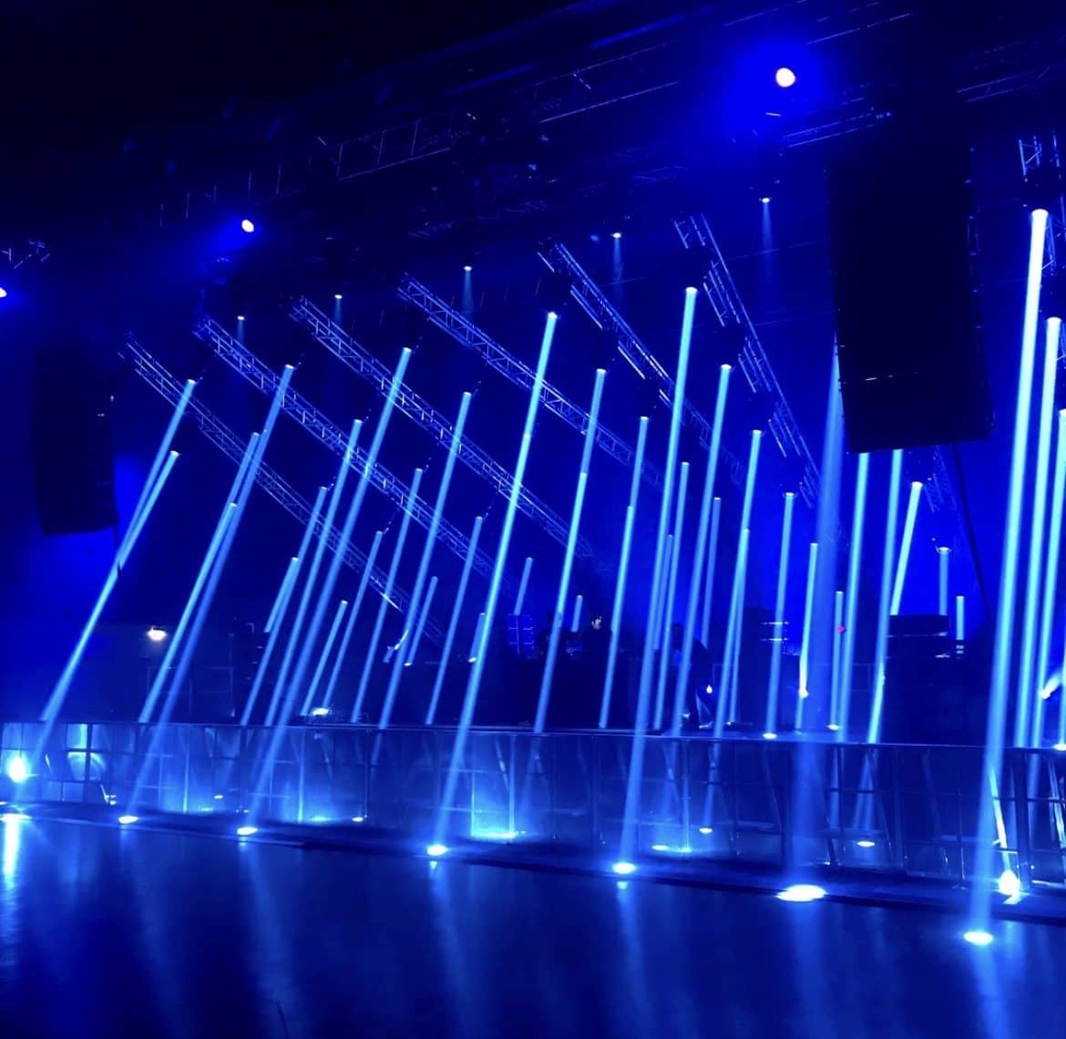 Scène traversée de faisceaux lumineux bleus