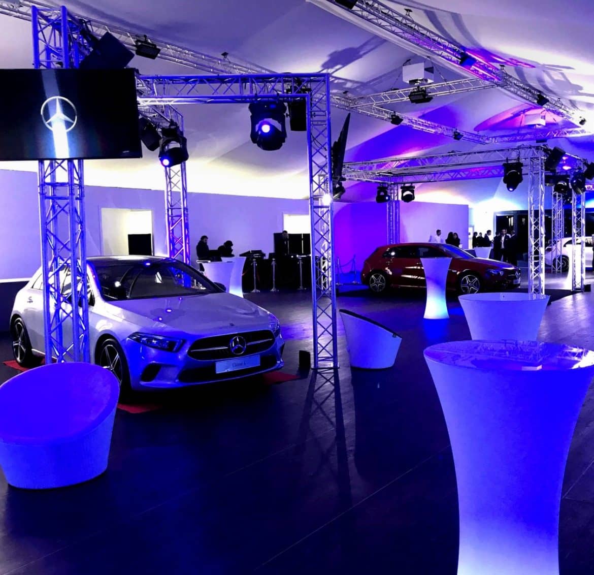 Lancement de voiture mis en lumière sous structures