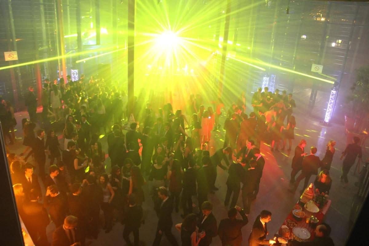 Soirée d'entreprise sous une lumière jaune intense