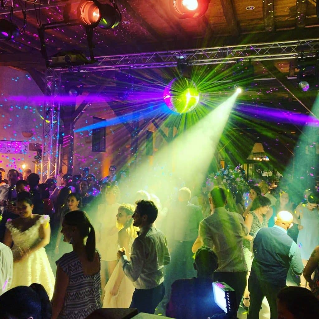Piste de danse d'un mariage sous les faisceaux verts et la boule à facettes