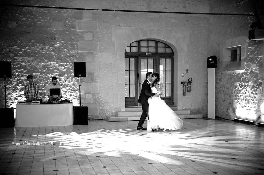 Ouverture de bal en noir et blanc, fumée au sol
