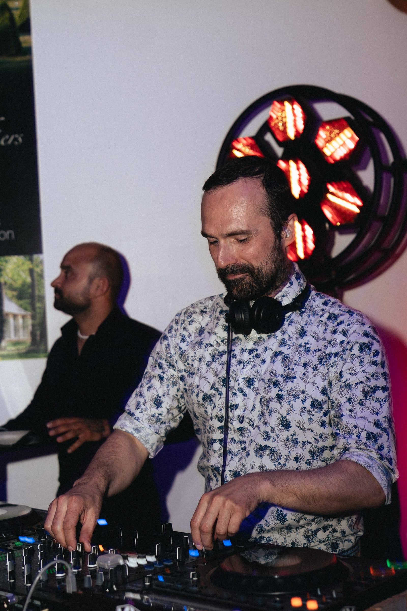 Cédric Allard at the decks during a wedding