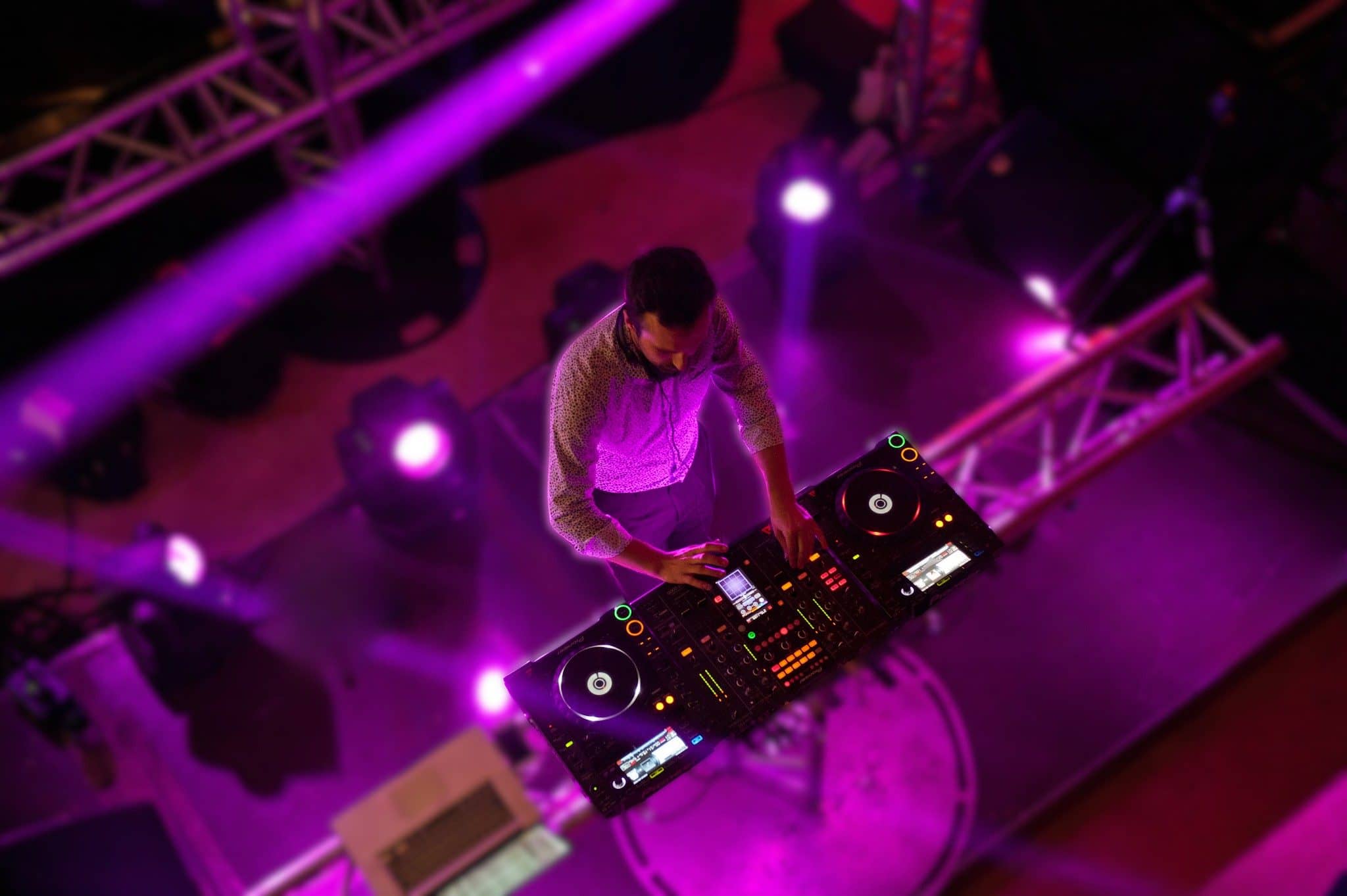 DJ aux platines sous les projecteurs d'une scène