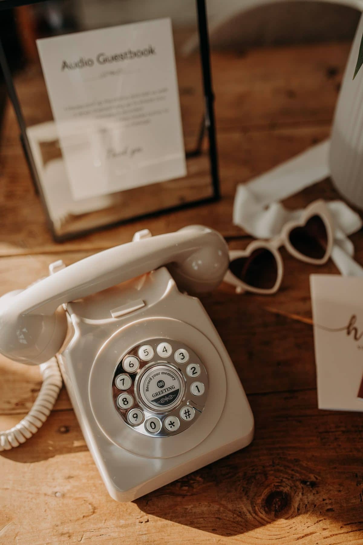 Livre d'or audio : téléphone rétro et cadre d'instructions