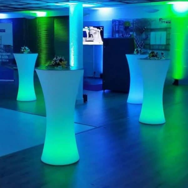Mange-debout lumineux dans un espace de réception