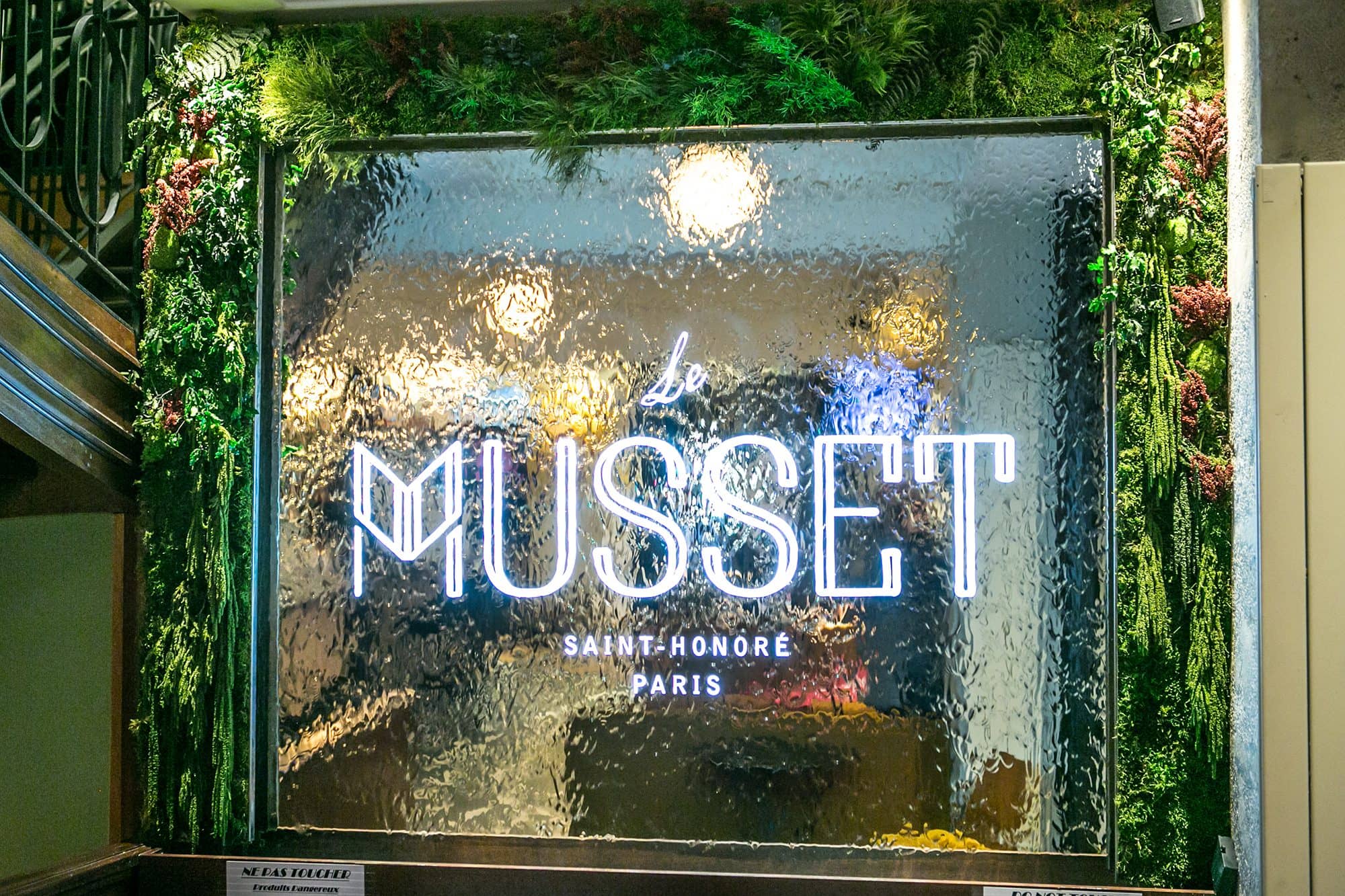 Water wall personalised with an illuminated name