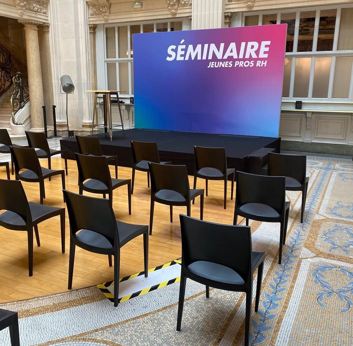 Salle préparée pour un séminaire, scène et écran