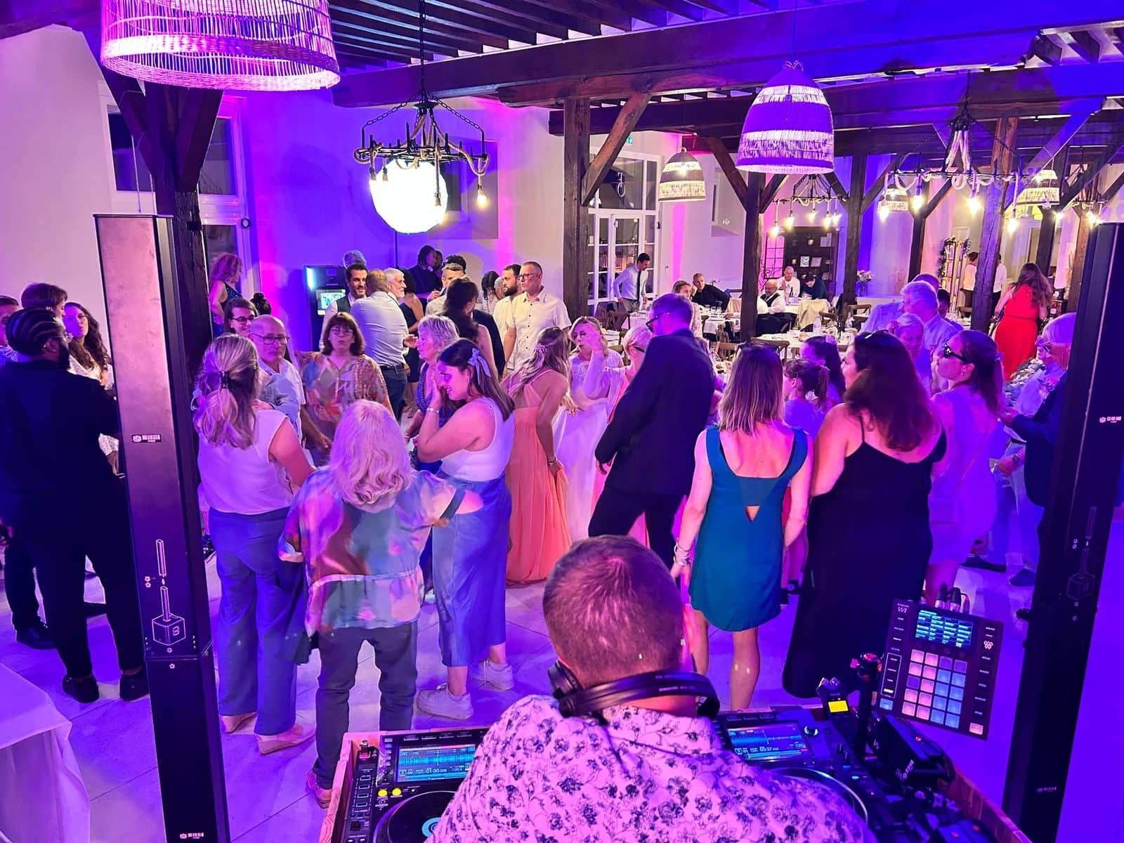 Soirée privée : invités qui dansent autour du DJ