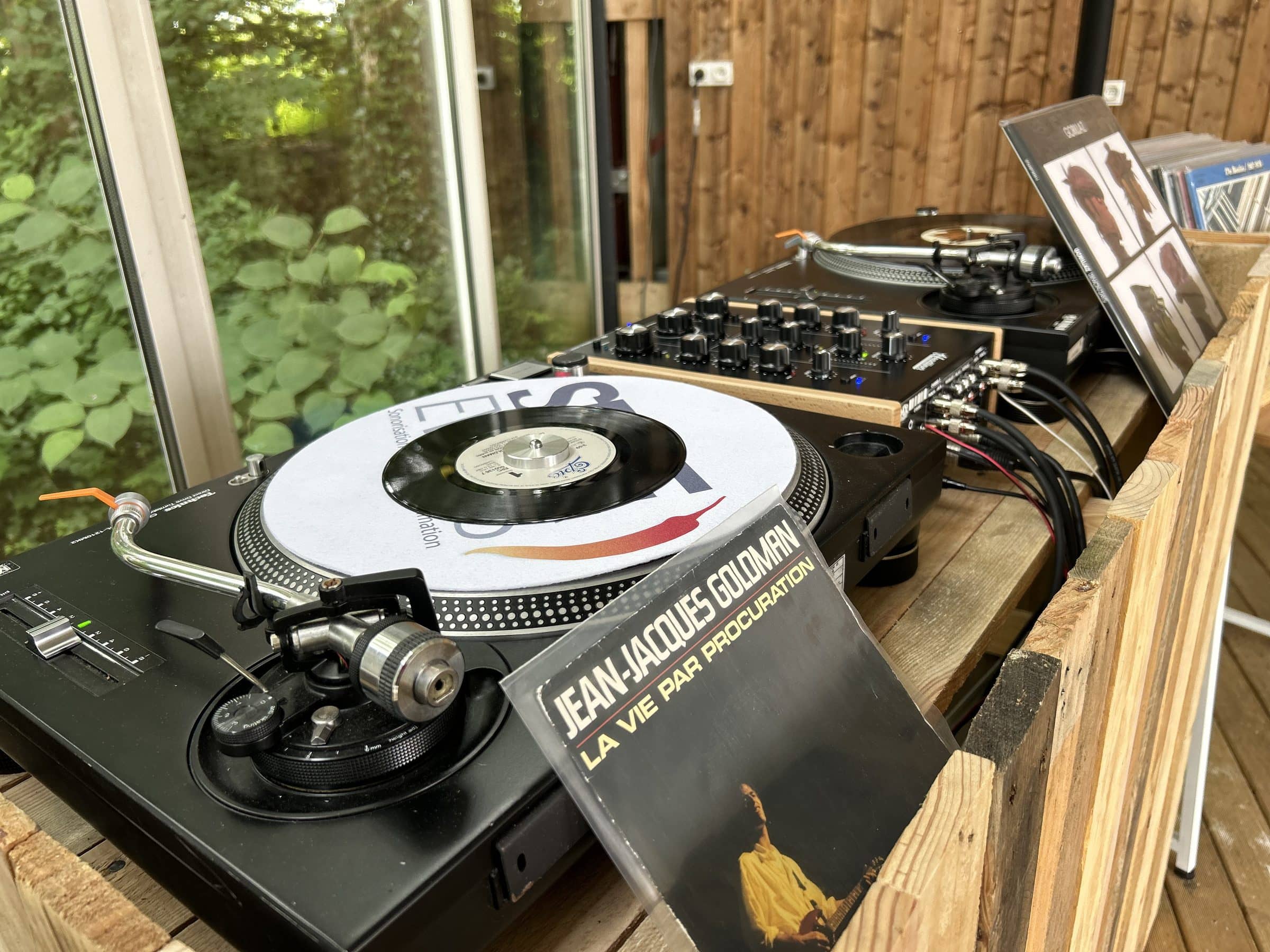 Vinyle posé sur la platine, prêt à être mixé