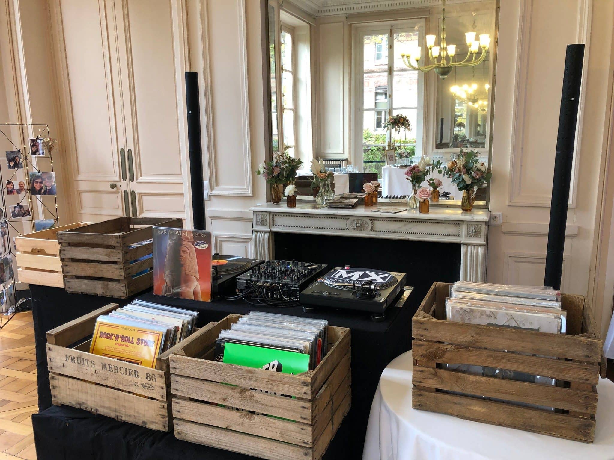 Bar à vinyles dans un salon de château, caisses en bois et platines