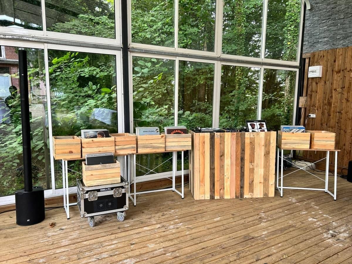Bar à vinyles installé sous une verrière