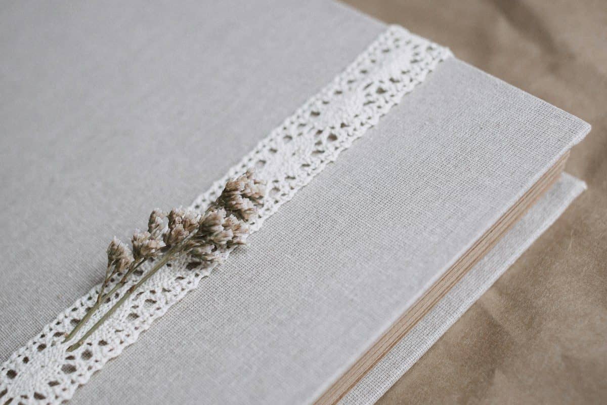 Livre d'or en lin orné de dentelle et de fleurs séchées