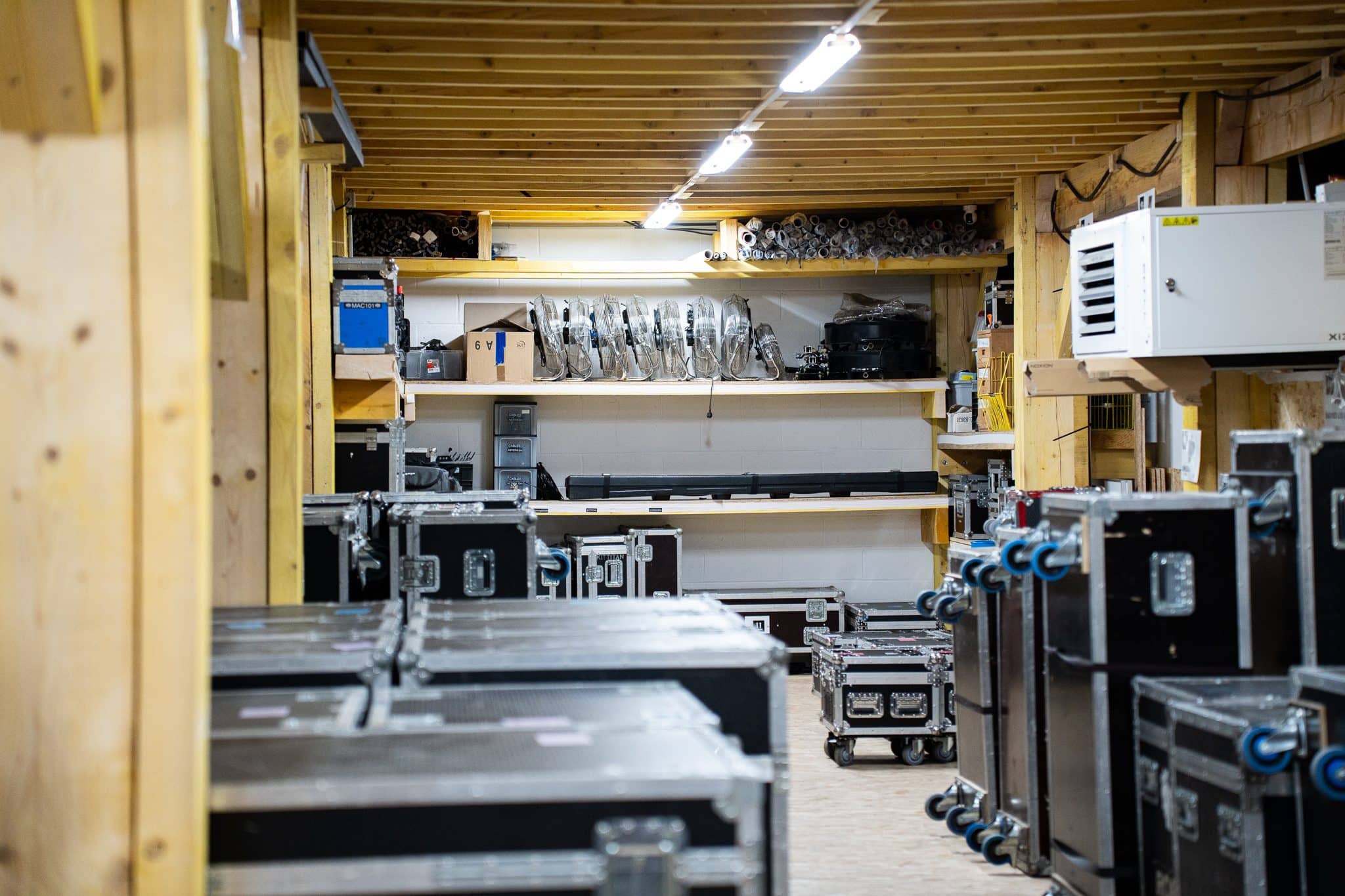 Atelier de matériel avec flight cases alignés
