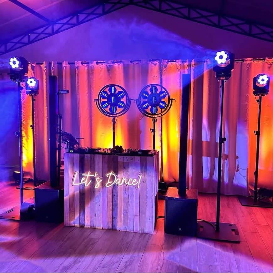 Régie DJ « Let's Dance » éclairée en orange et violet