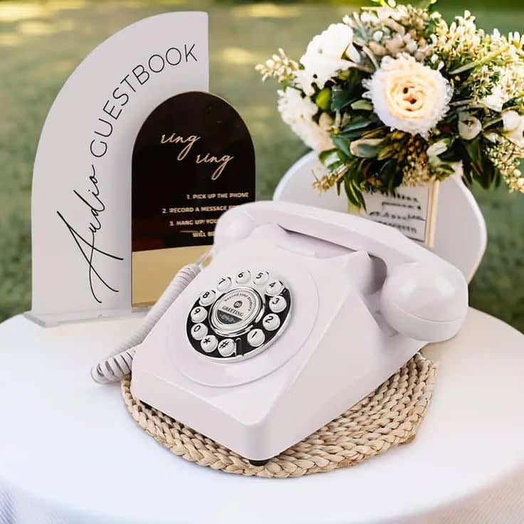 Livre d'or audio : téléphone blanc et panneau « Audio Guestbook »