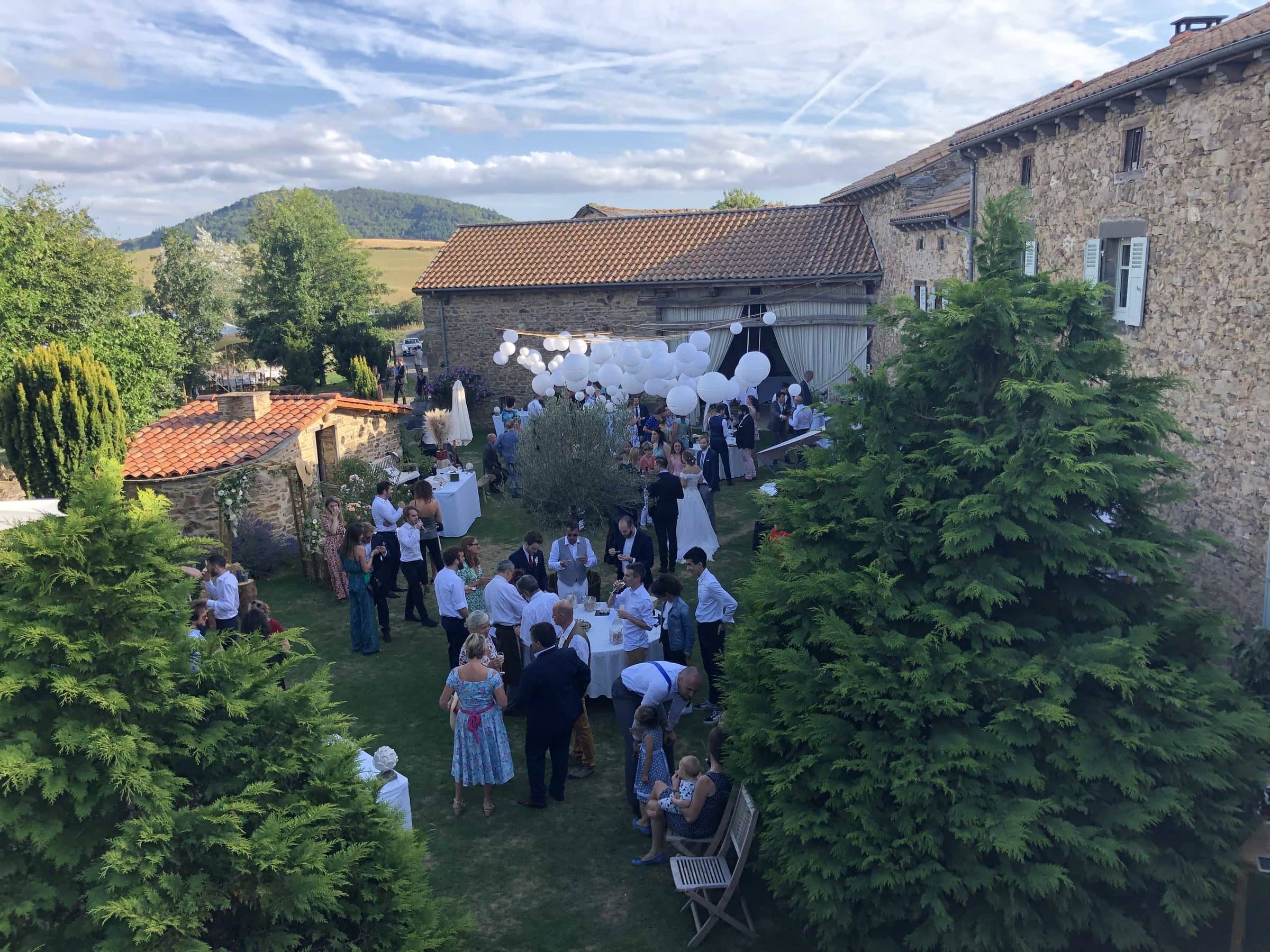 Invités réunis dans la cour d'une maison de campagne