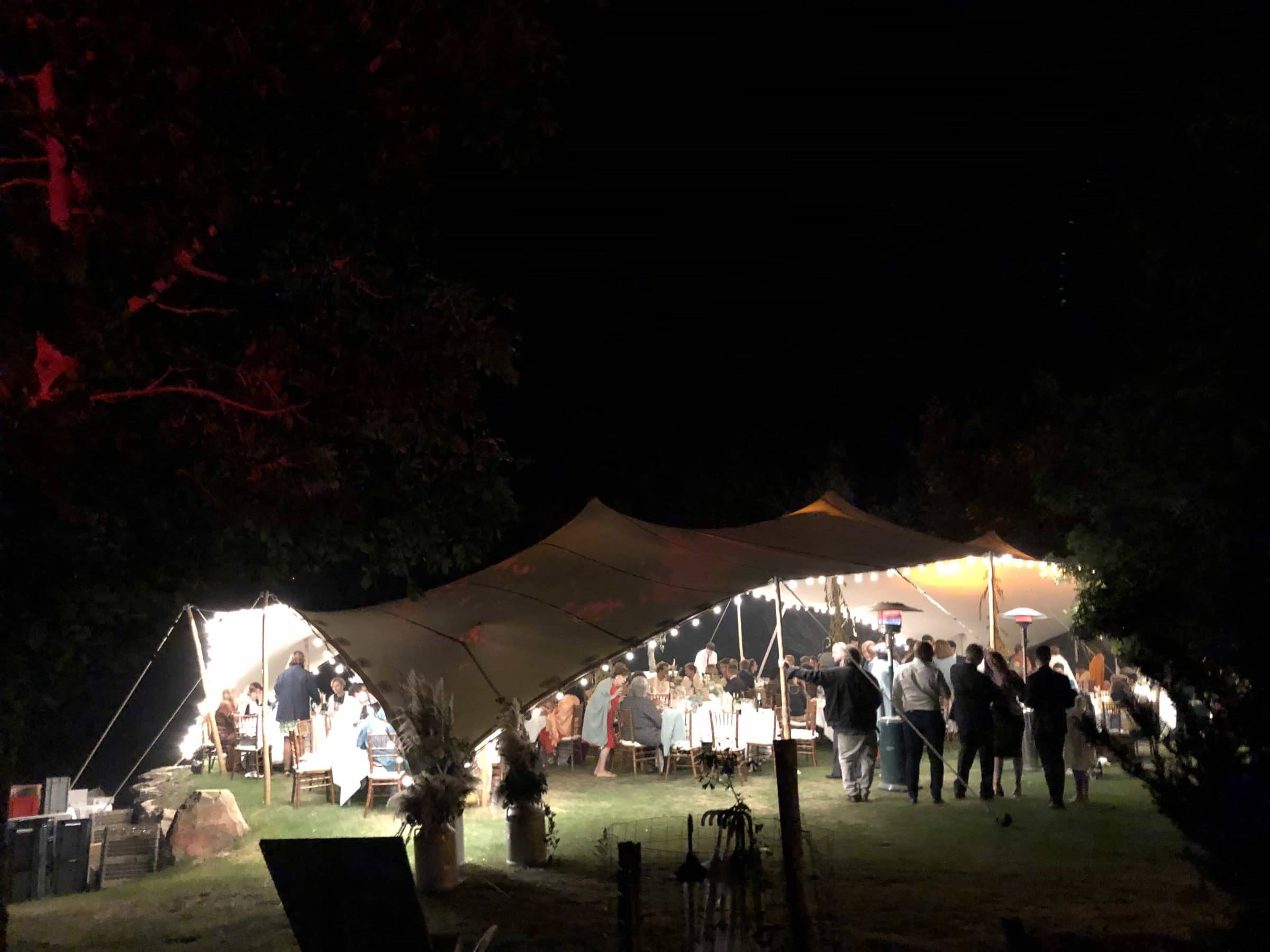 Tente du dîner éclairée à la nuit tombée