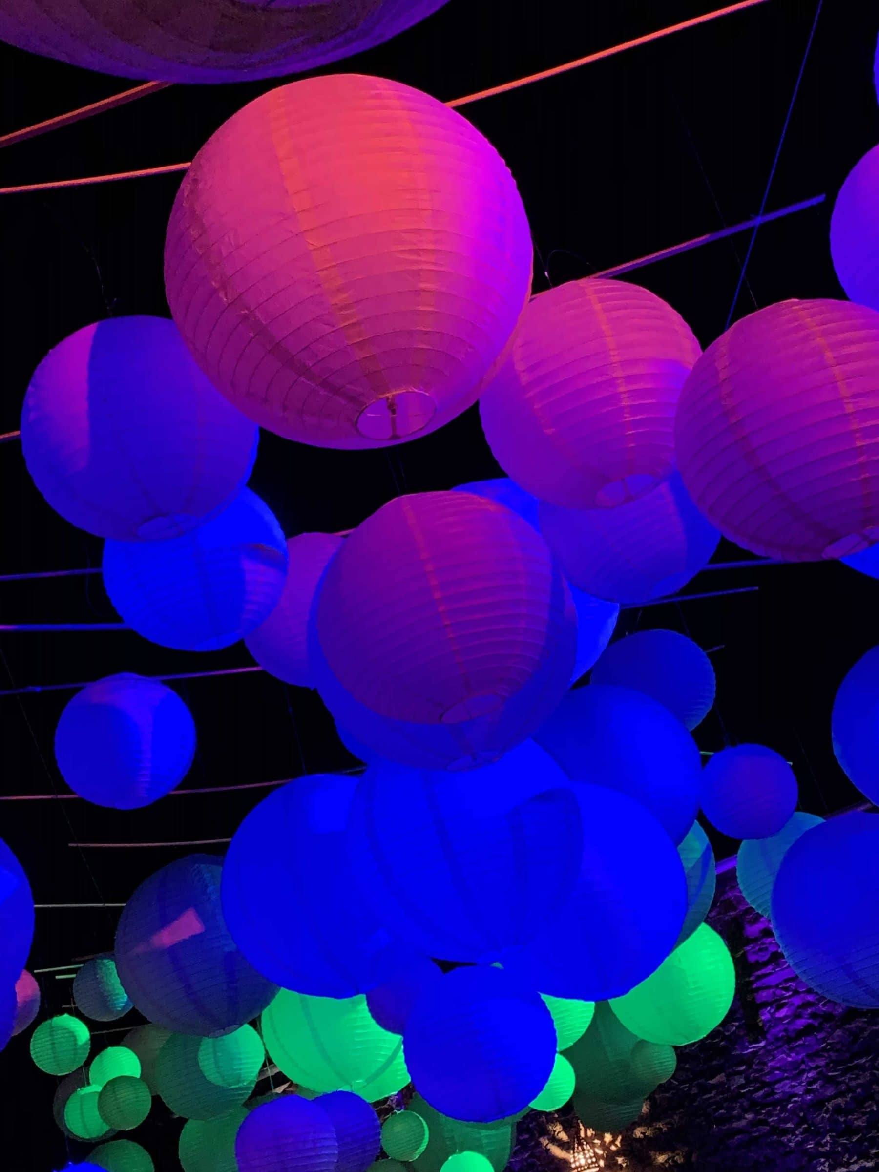 Lanternes en papier colorées suspendues