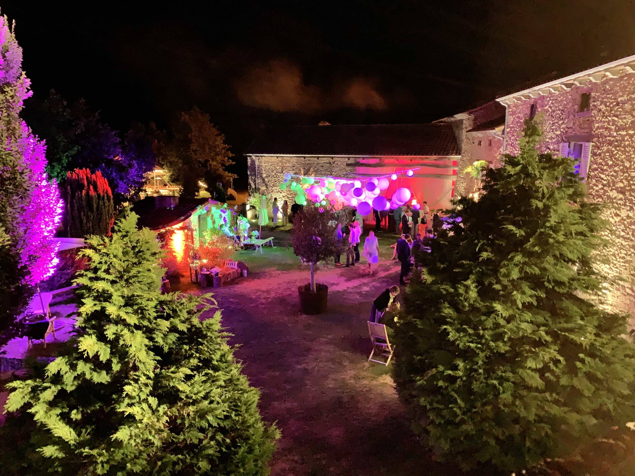 Cour de la maison mise en lumière la nuit