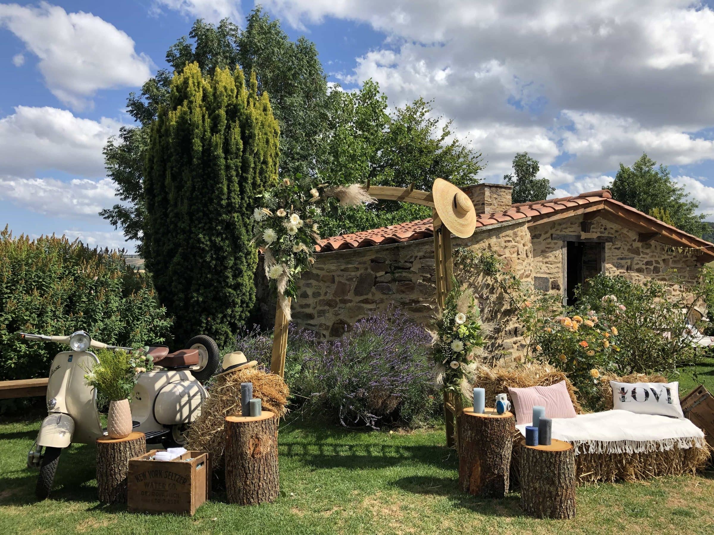 Coin détente champêtre avec scooter vintage dans le jardin