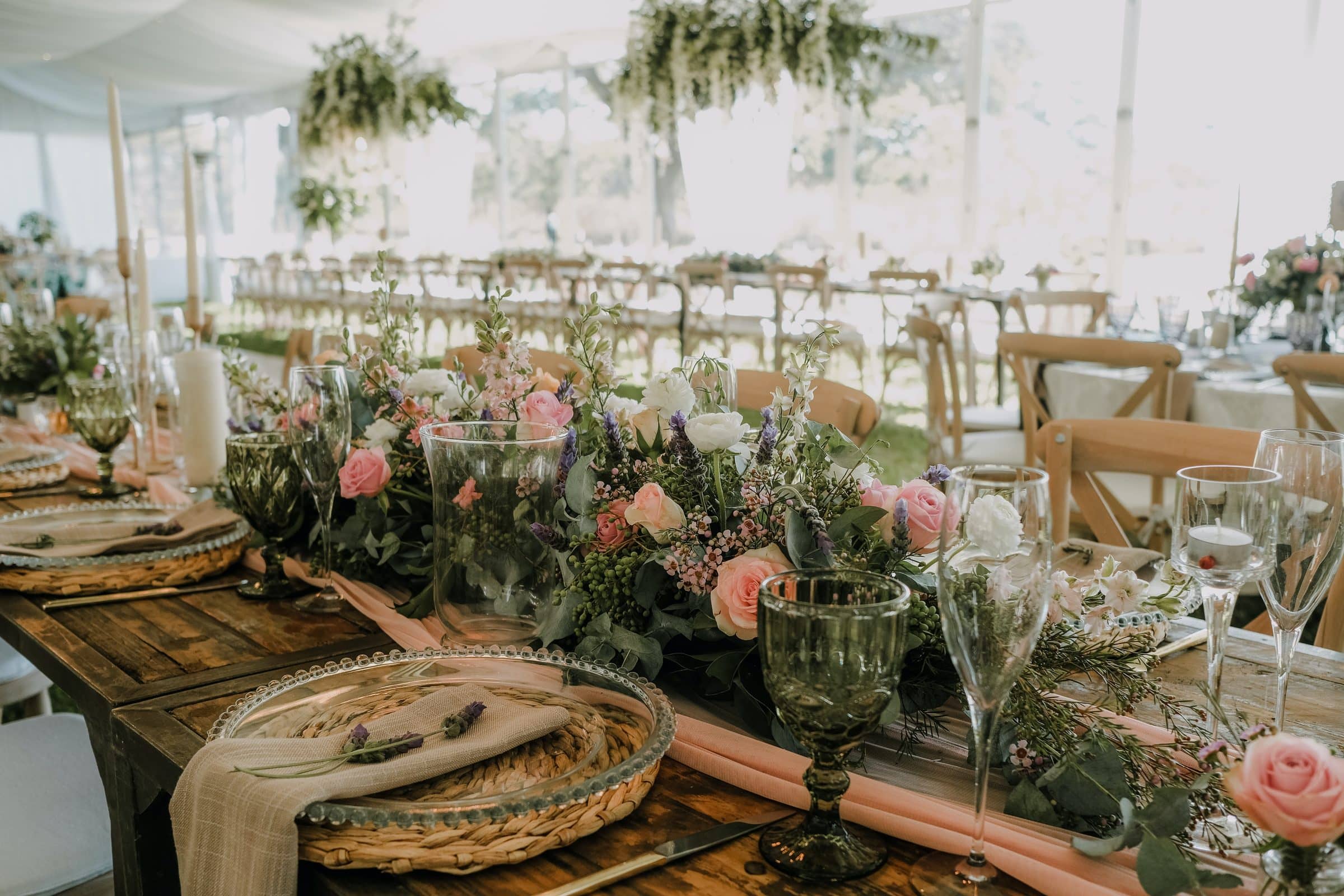 Table de mariage décorée de fleurs et de verdure
