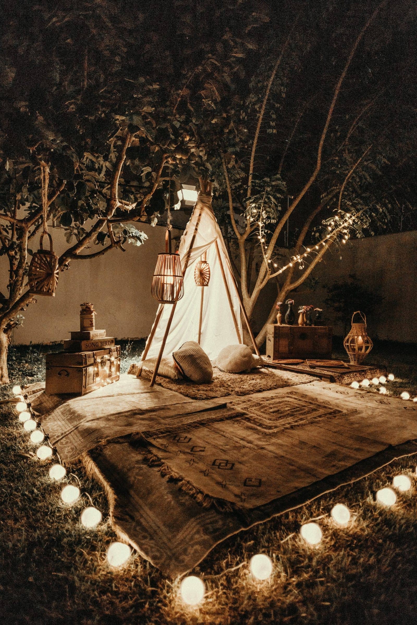 Coin cosy en plein air avec tipi, tapis et bougies