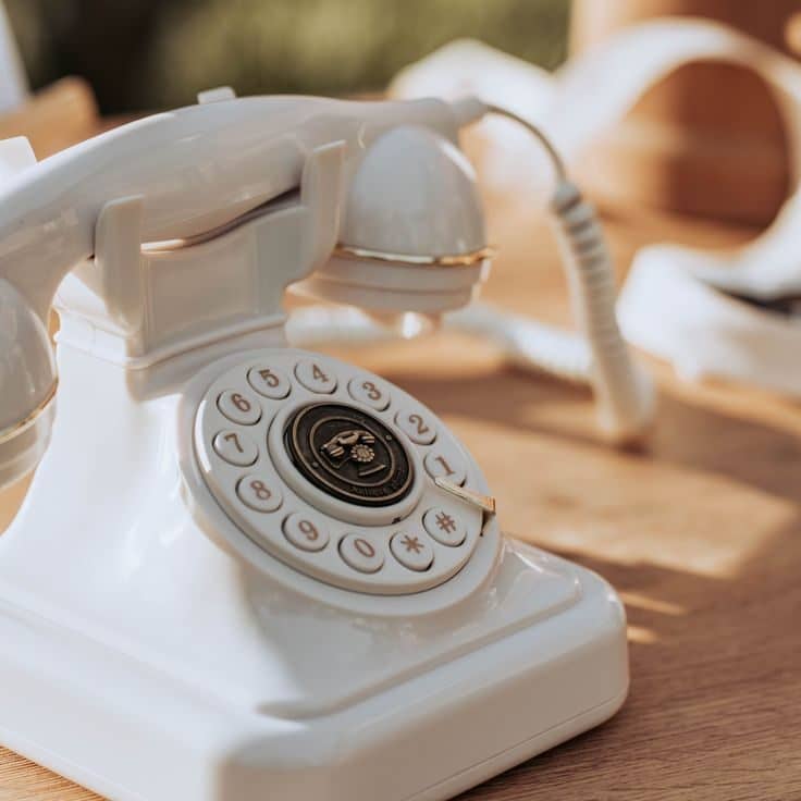 Téléphone rétro blanc du livre d'or audio