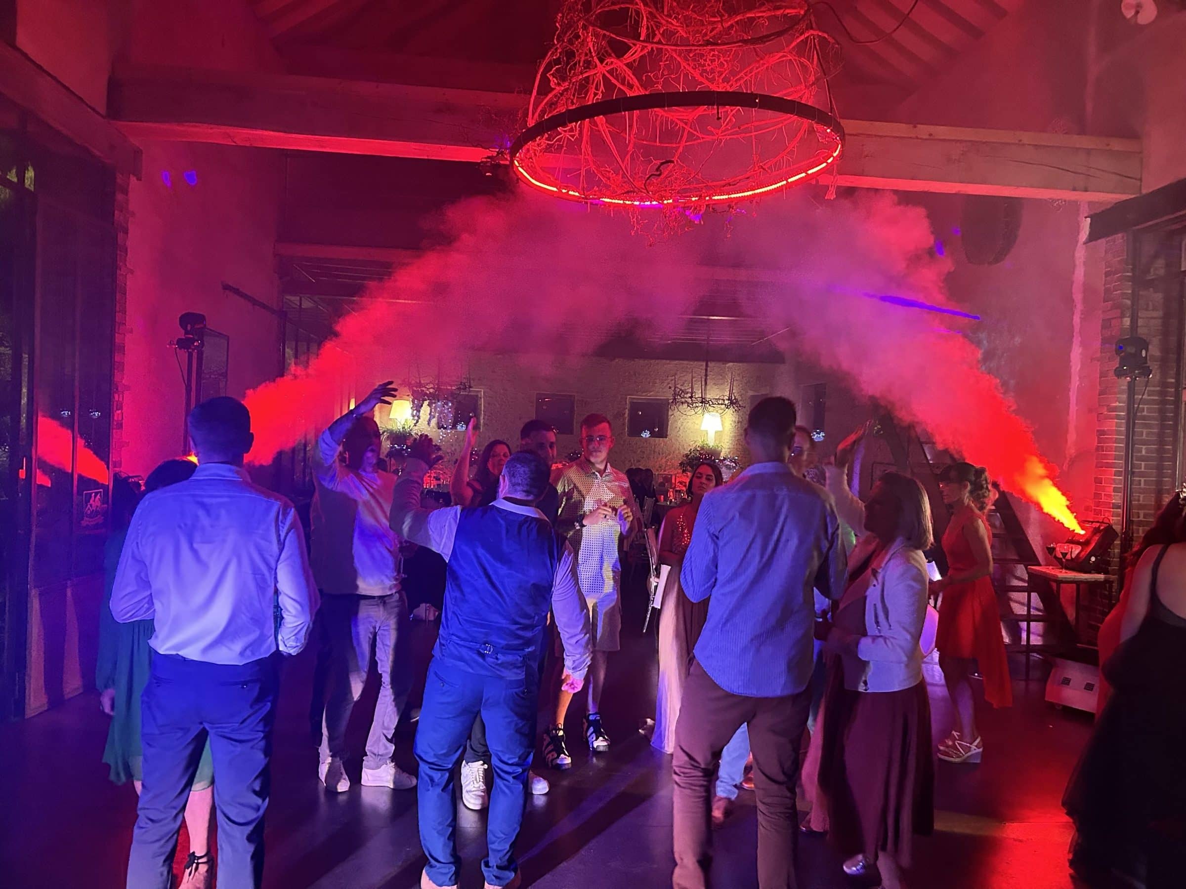 Piste de danse sous des jets de fumée rouge