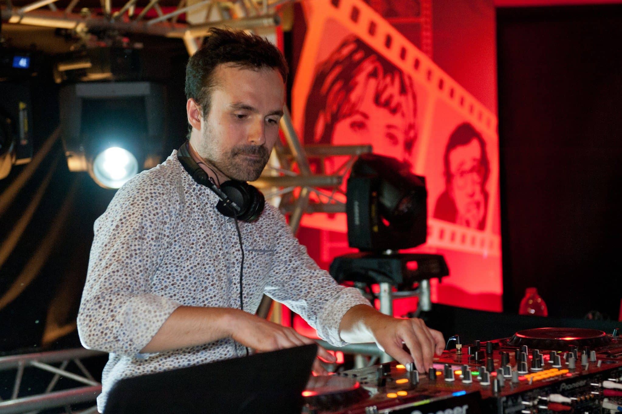 Cédric Allard aux platines pendant une soirée