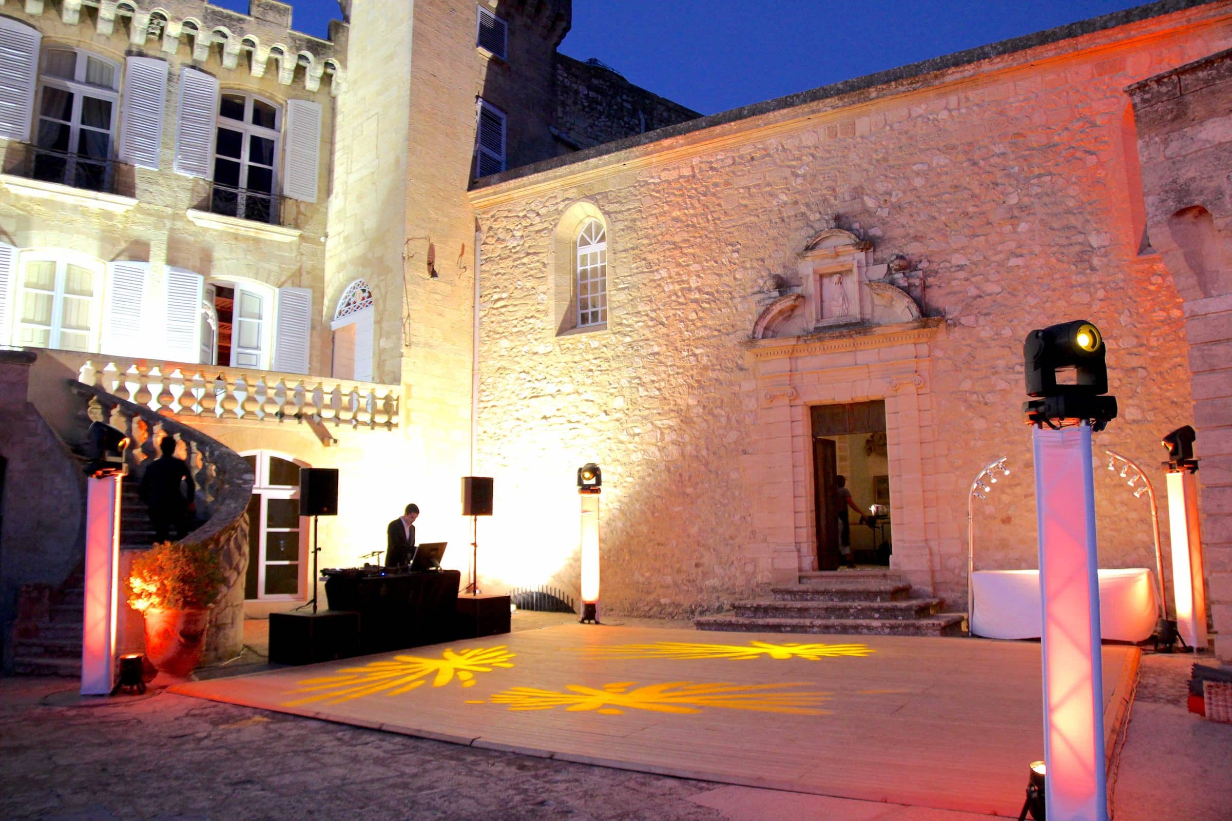 Cour de château mise en lumière pour une soirée de mariage