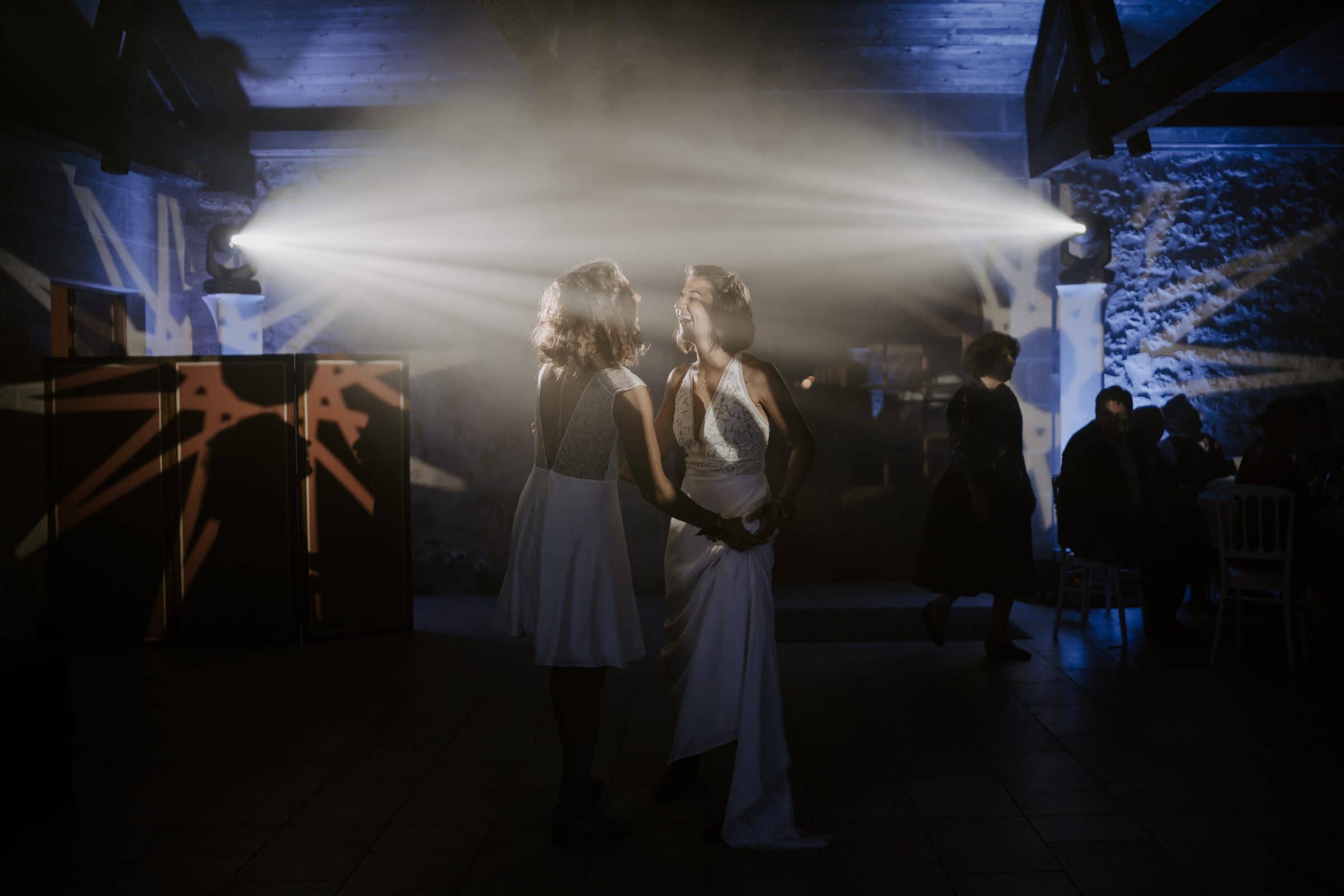 Première danse des mariés dans la fumée lourde, sous les projecteurs