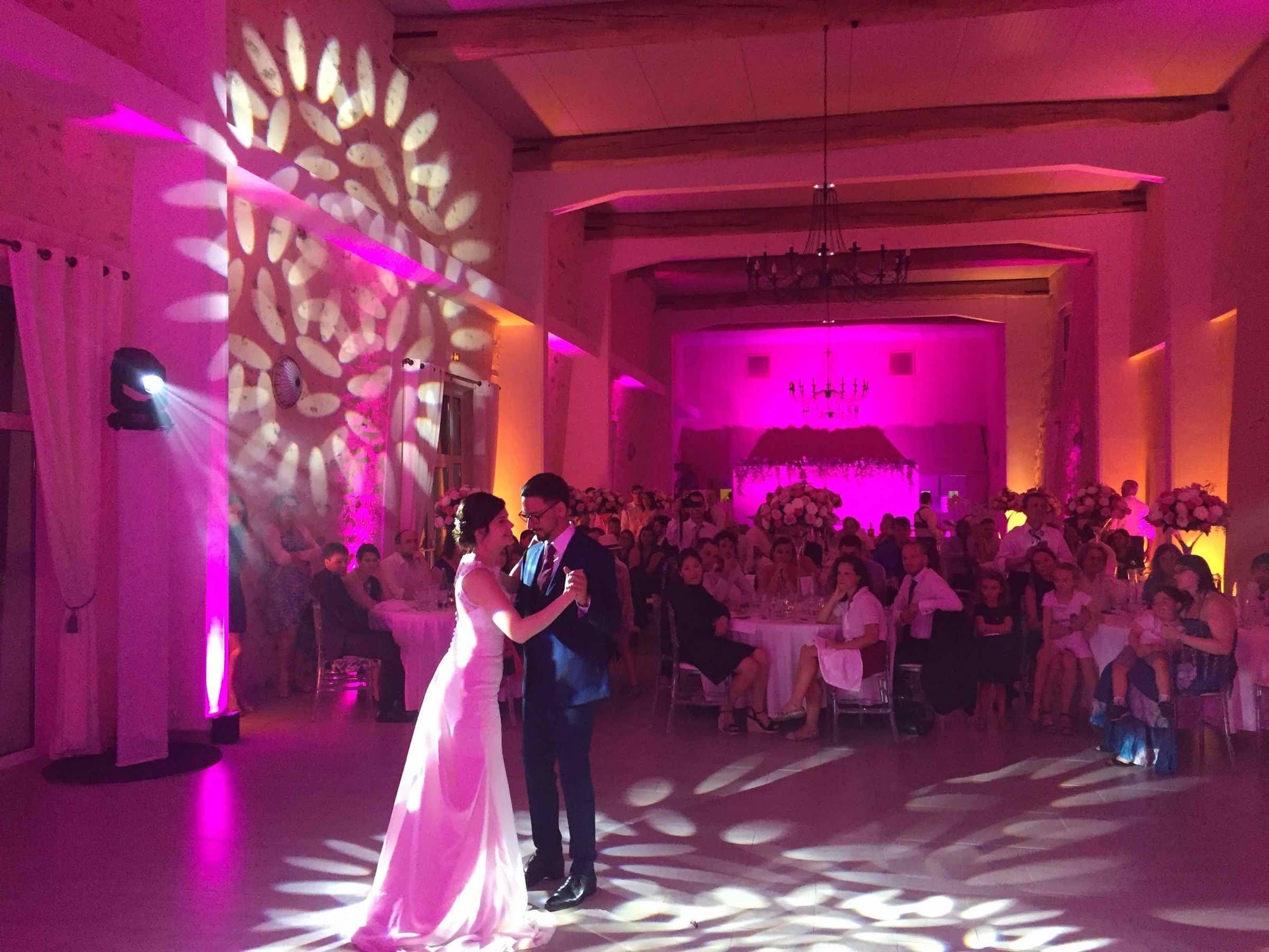 Première danse sous un motif lumineux rose