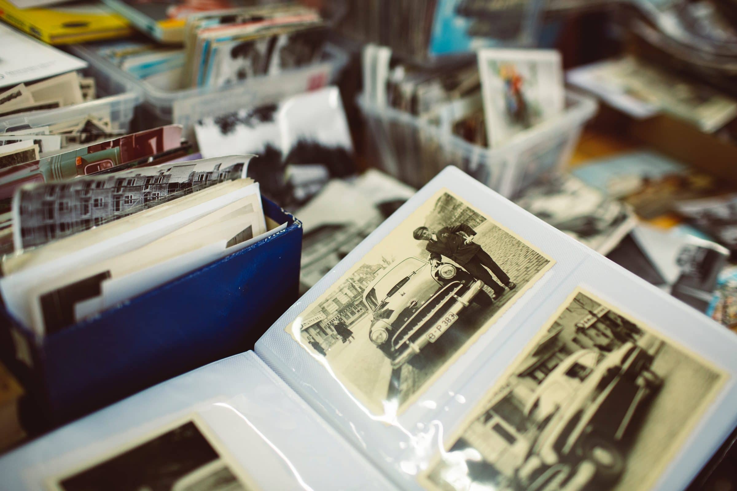 Vieilles photos rangées dans un album souvenir