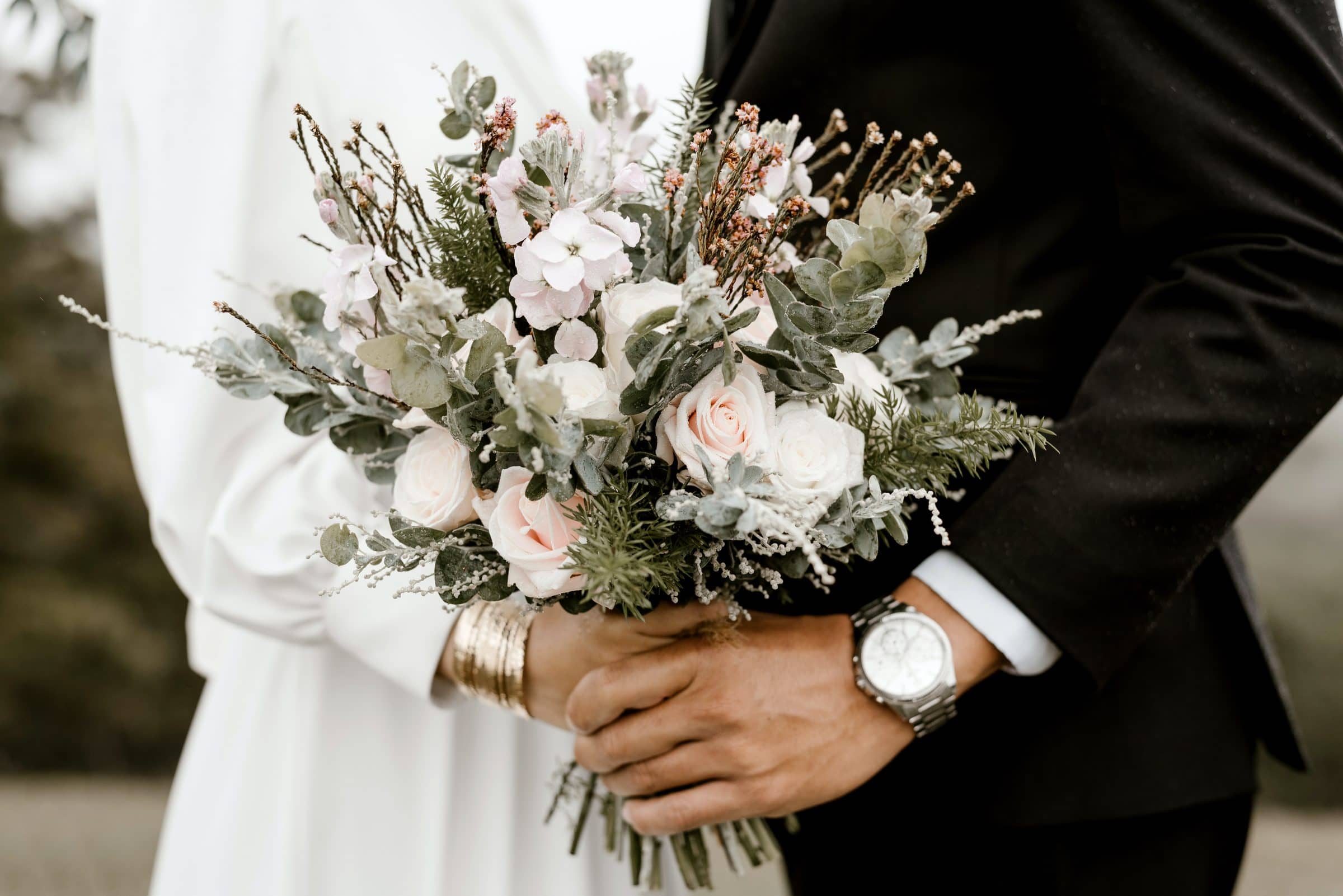 Bouquet de la mariée tenu par les mariés