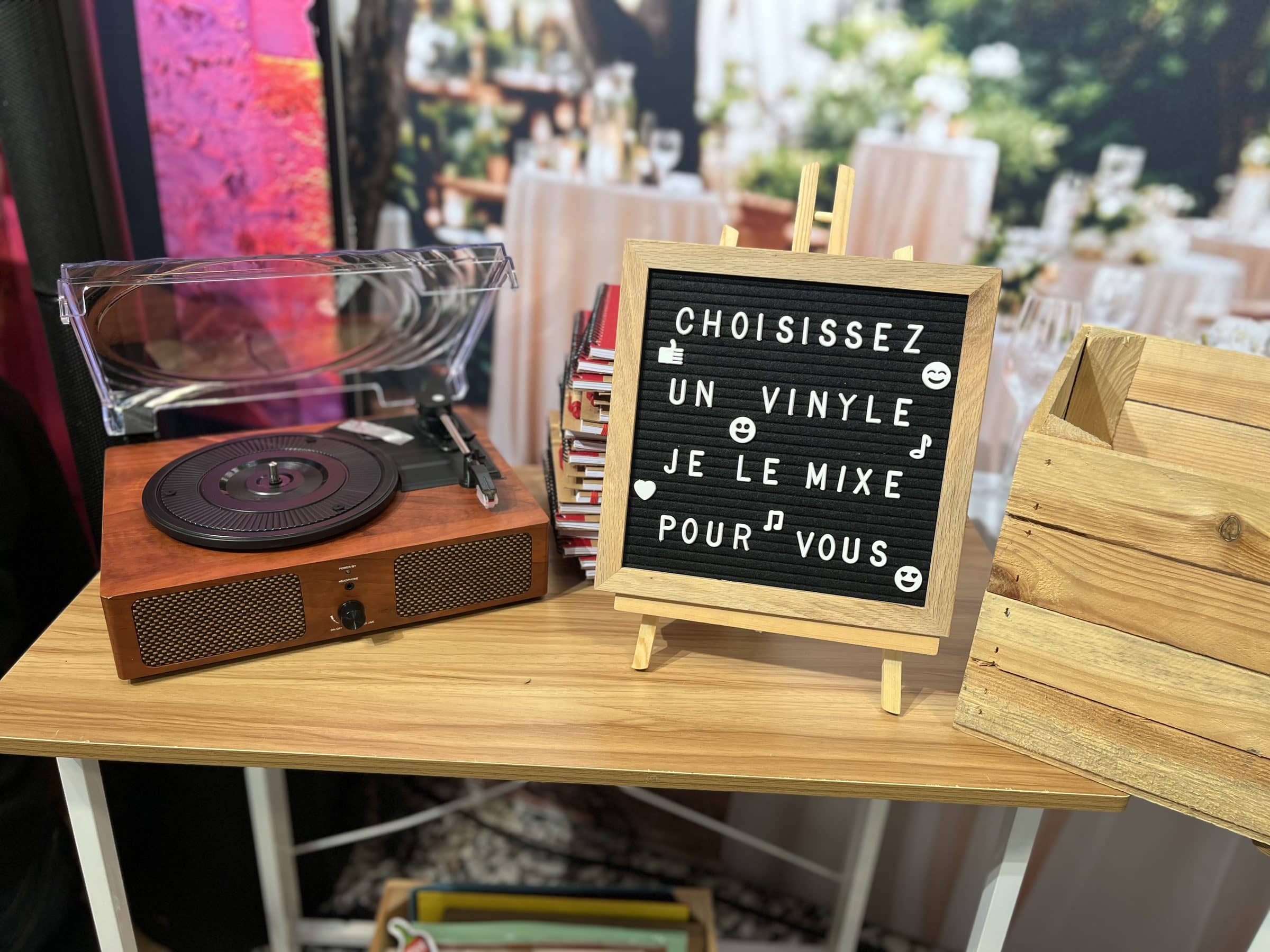 Bar à vinyles : platine et ardoise « Choisissez un vinyle, je le mixe pour vous »