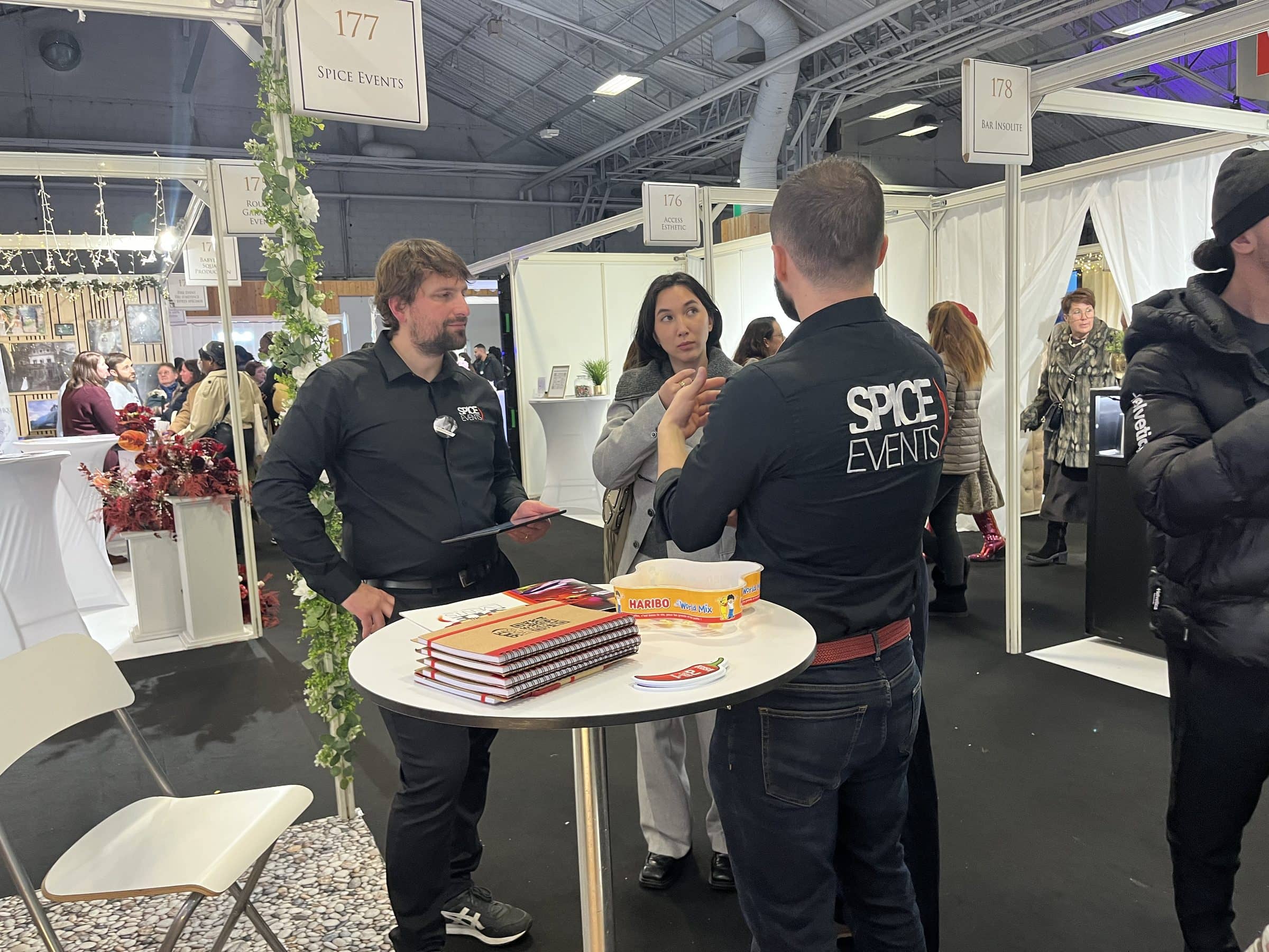 L'équipe Spice Events échange avec des visiteurs sur son stand