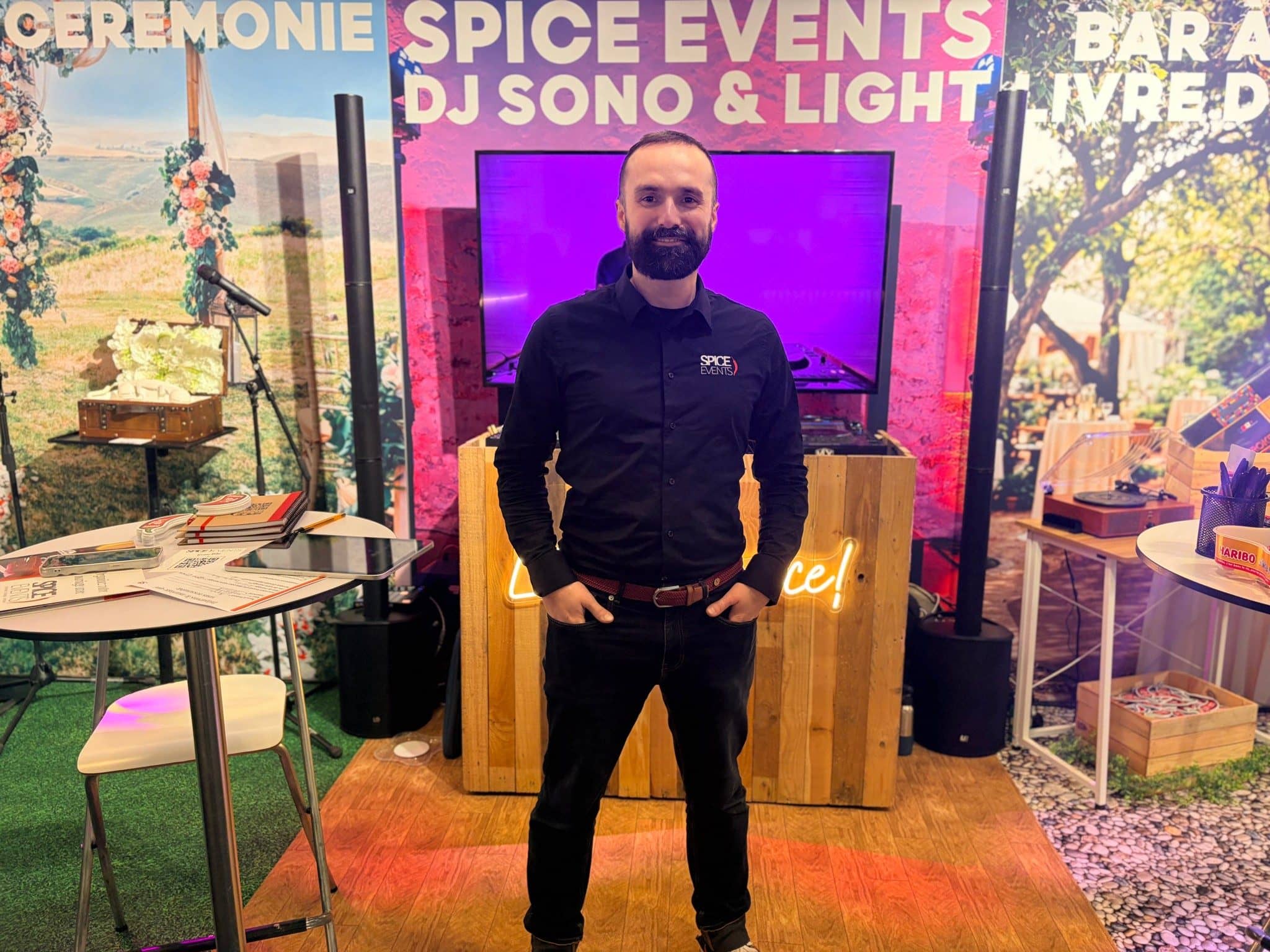 Membre de l'équipe Spice Events devant le stand du salon