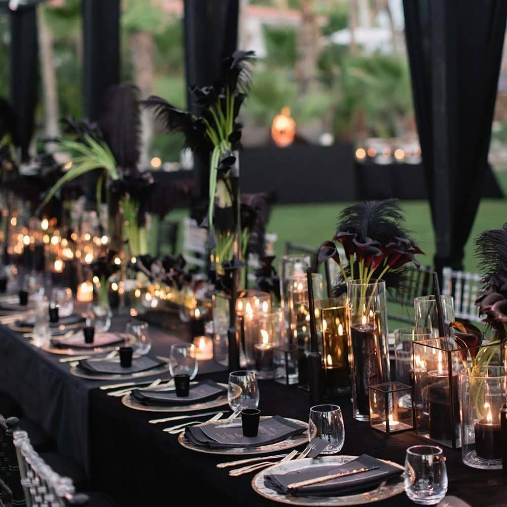 Table de mariage noire éclairée à la bougie