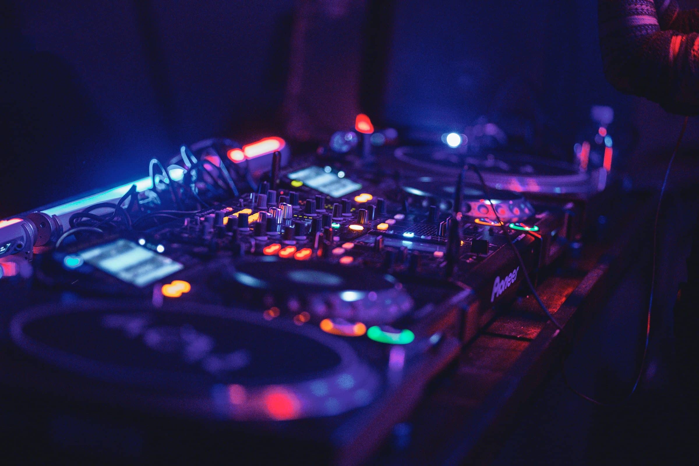Platines et table de mixage éclairées