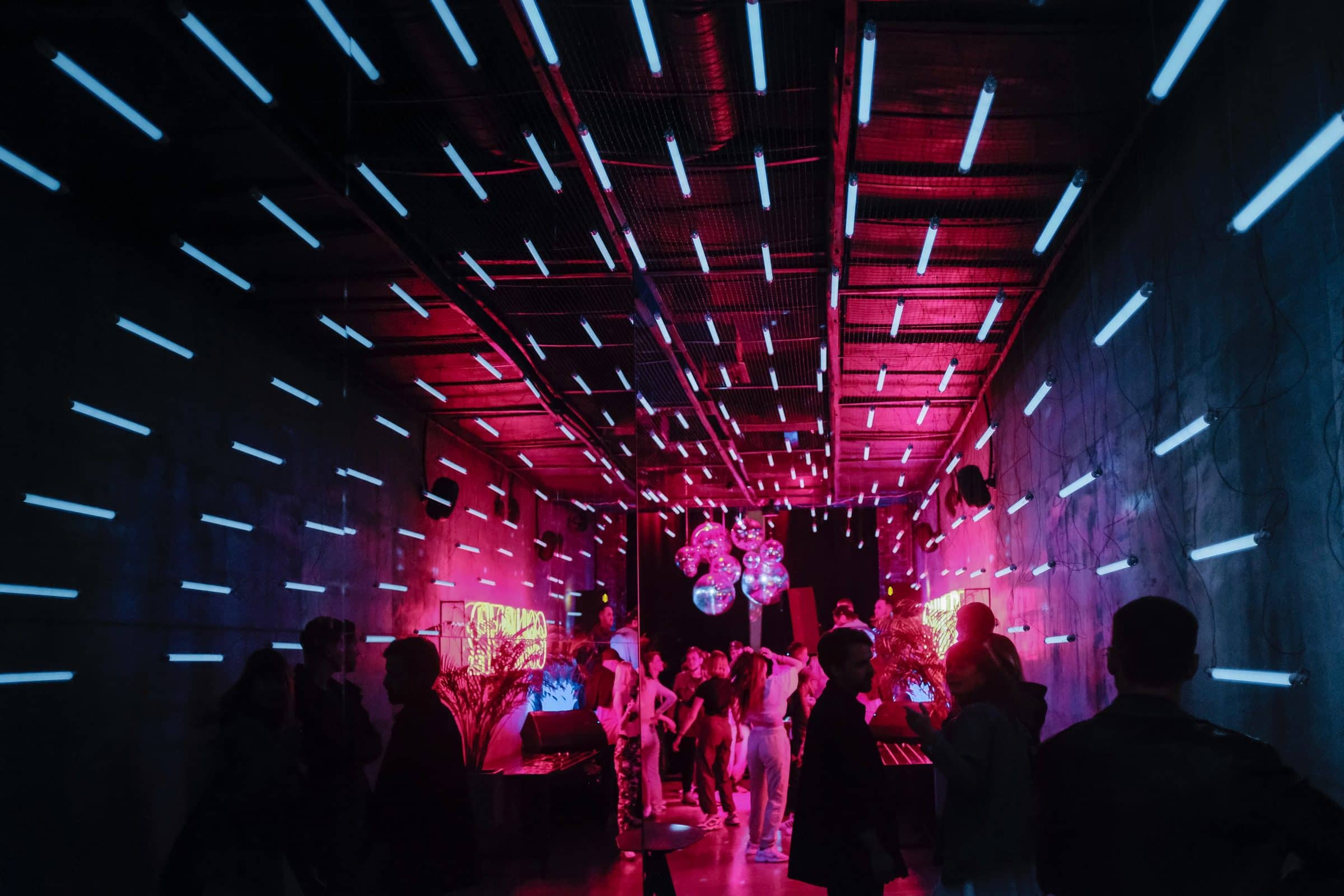 Piste de danse sous des tubes lumineux bleus et roses
