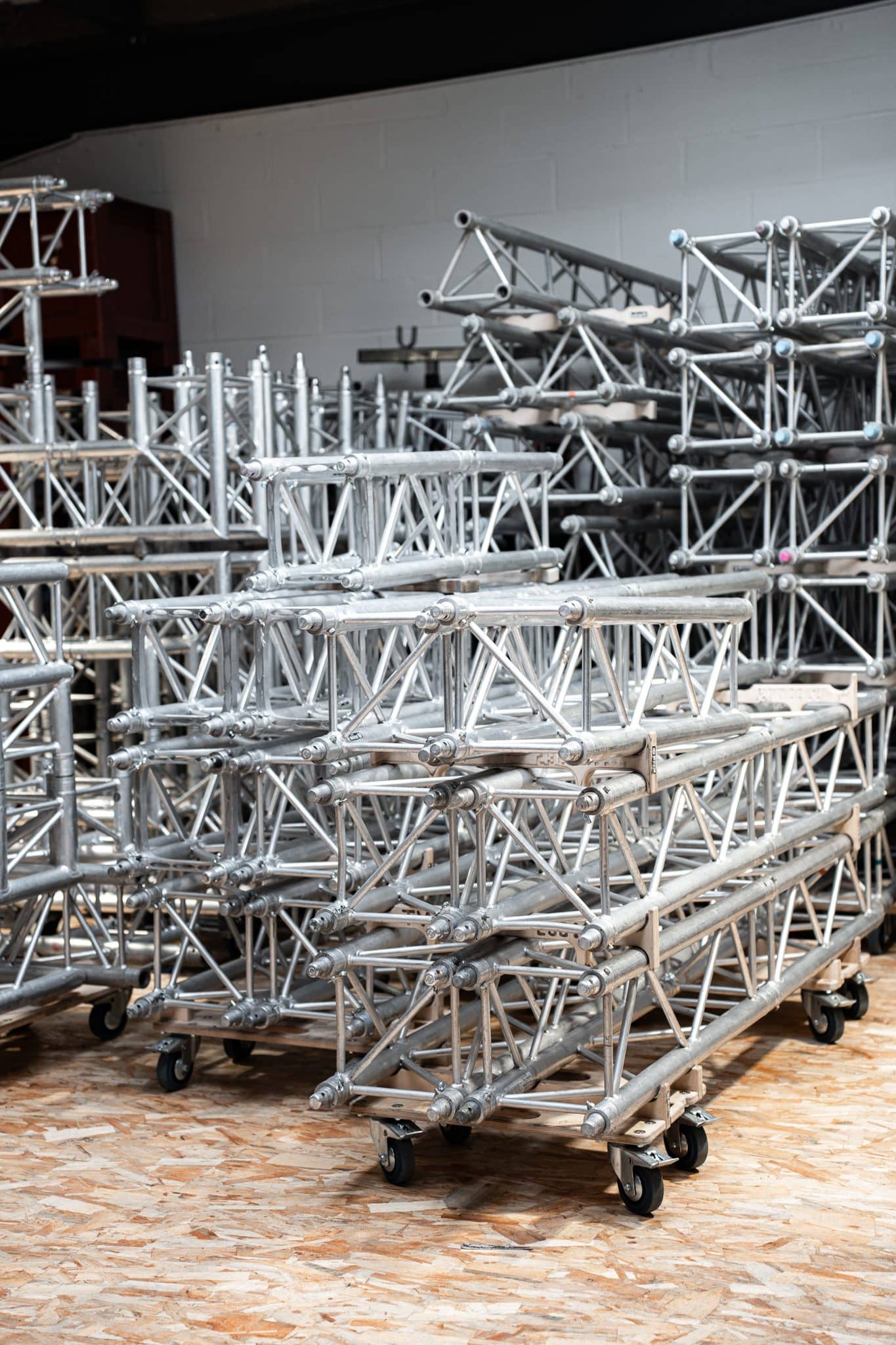 Structures en aluminium empilées en atelier
