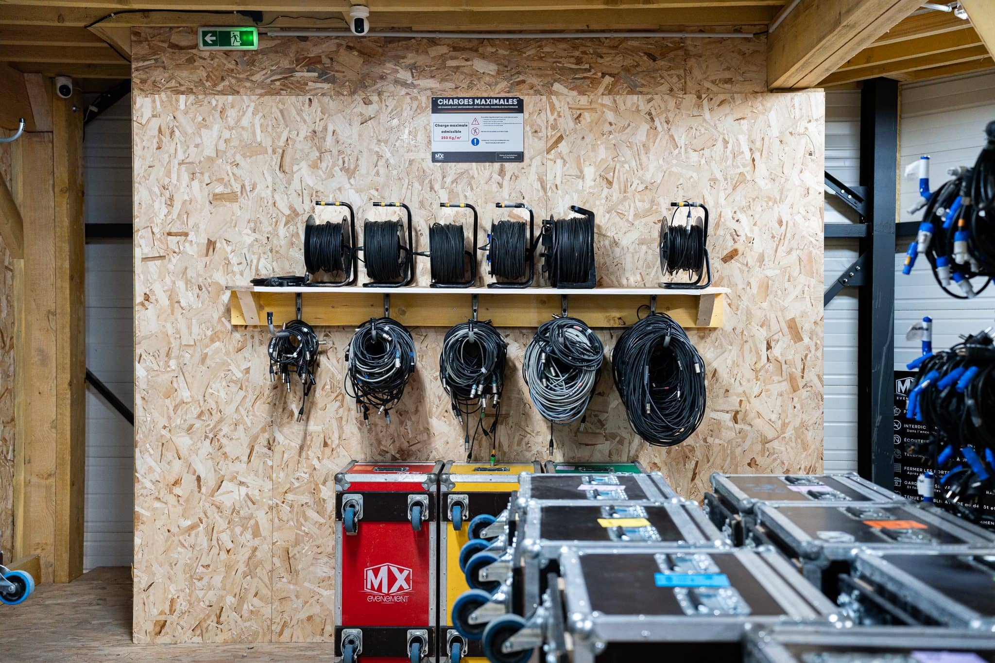 Atelier de matériel avec câbles enroulés et flight cases