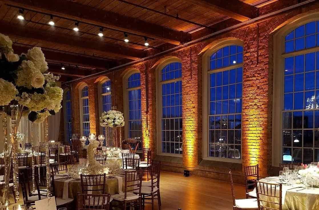 Salle de réception aux murs de briques mise en lumière