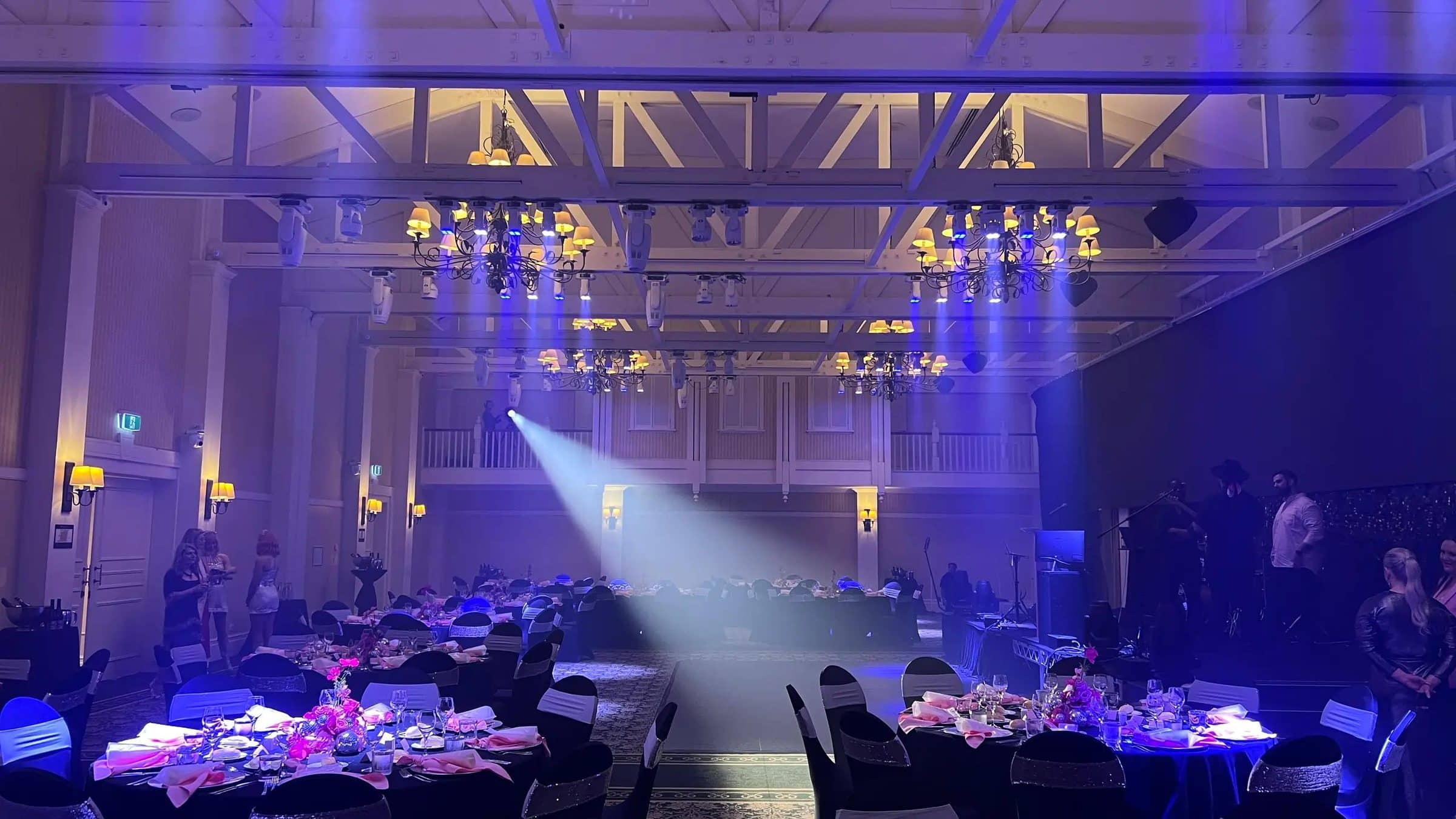 Salle de dîner éclairée en bleu et violet