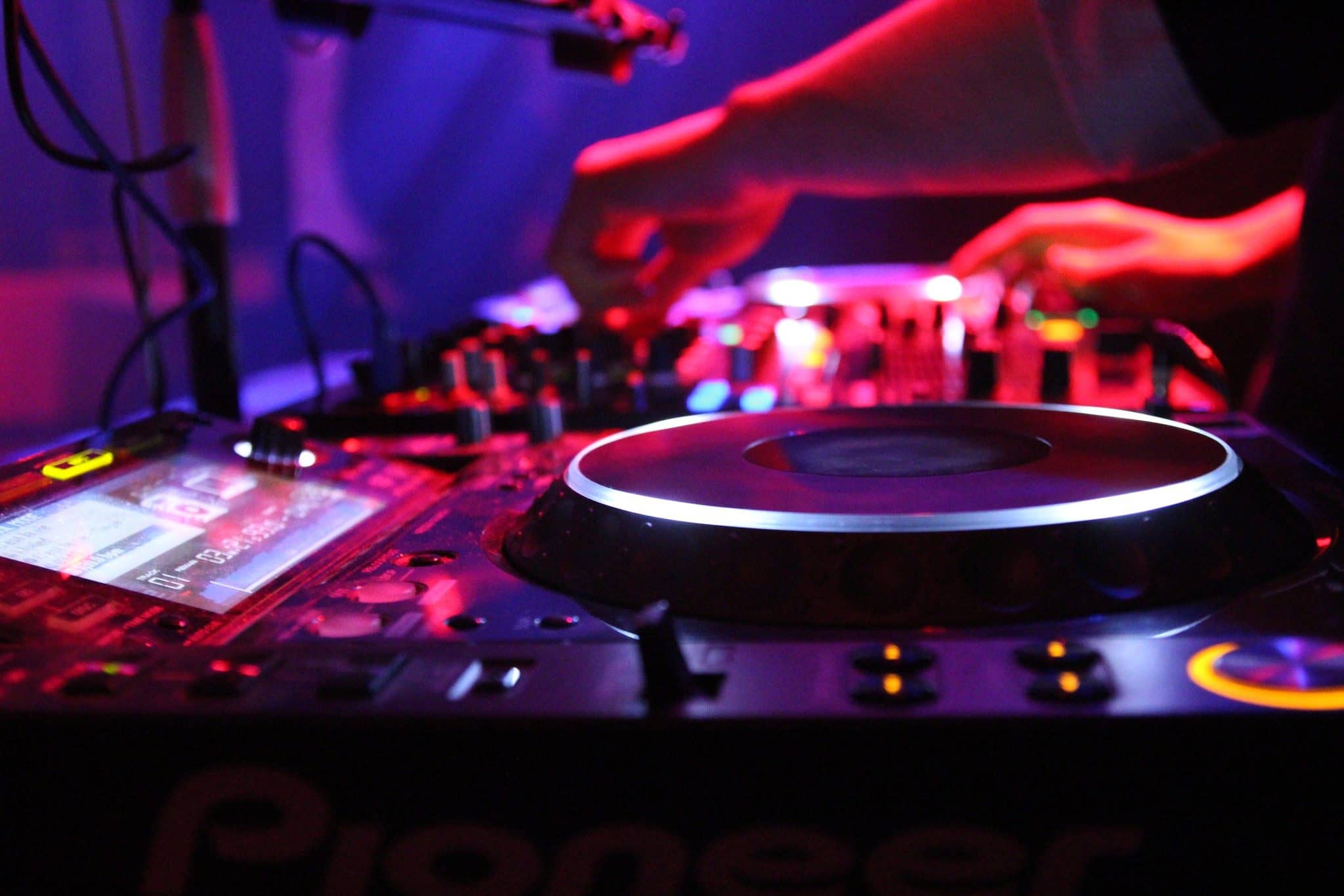 Platine DJ éclairée en rouge