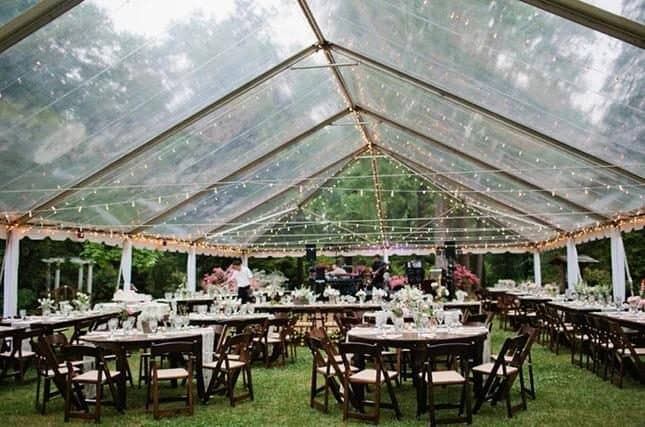 Tente transparente dressée pour un dîner de mariage