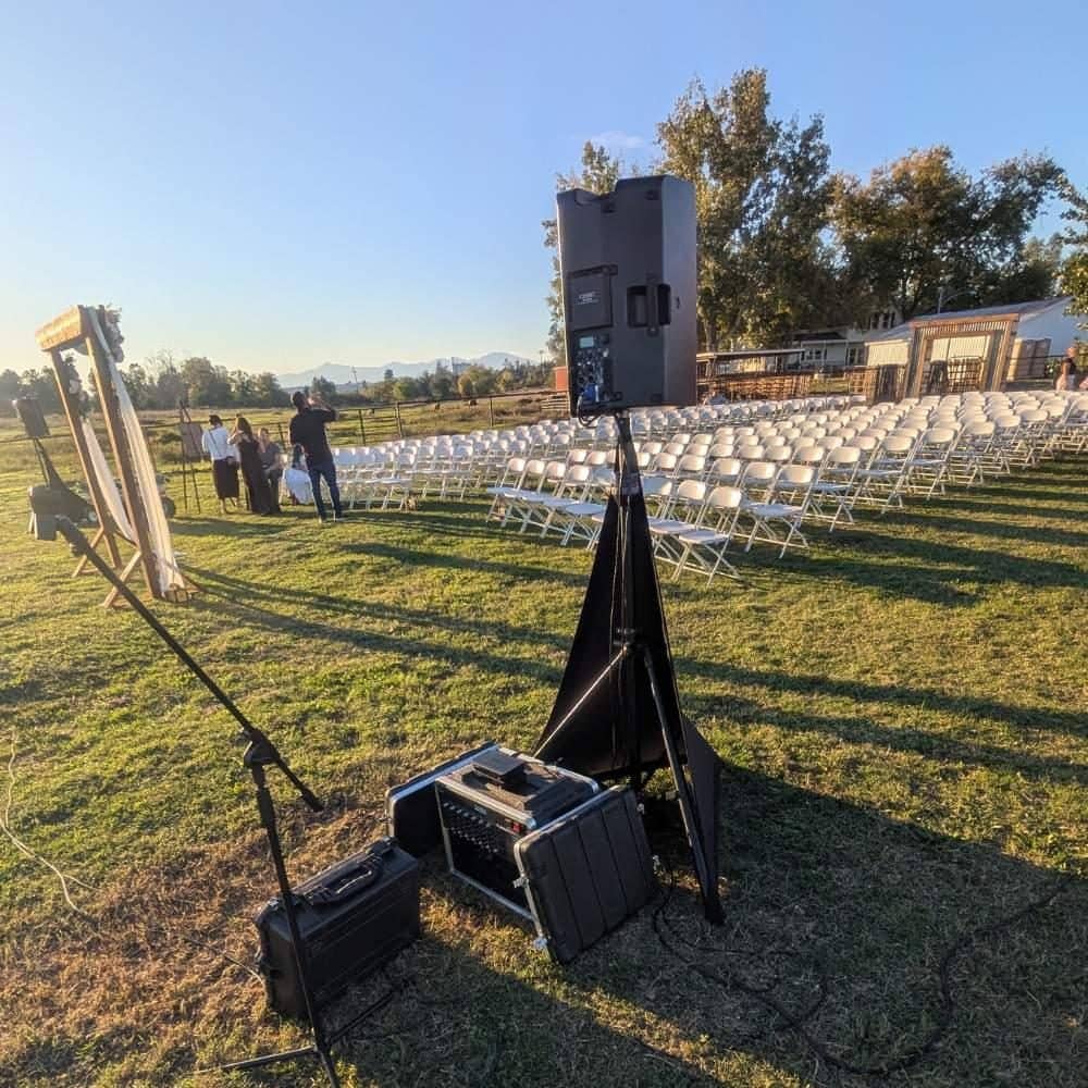 Enceinte installée pour une cérémonie en plein air