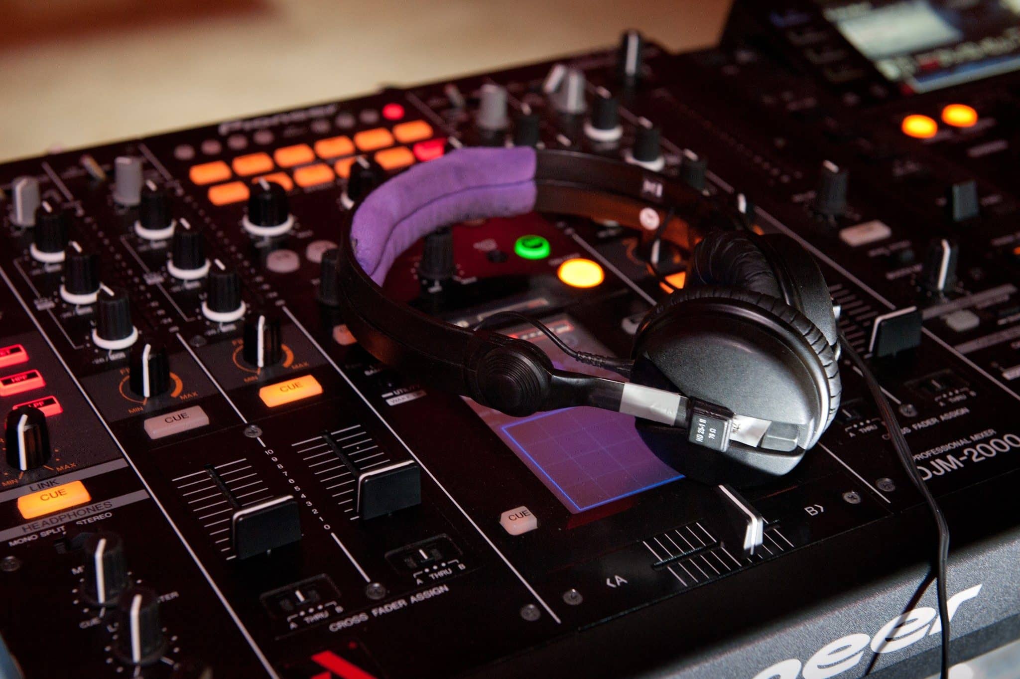 Casque posé sur une table de mixage